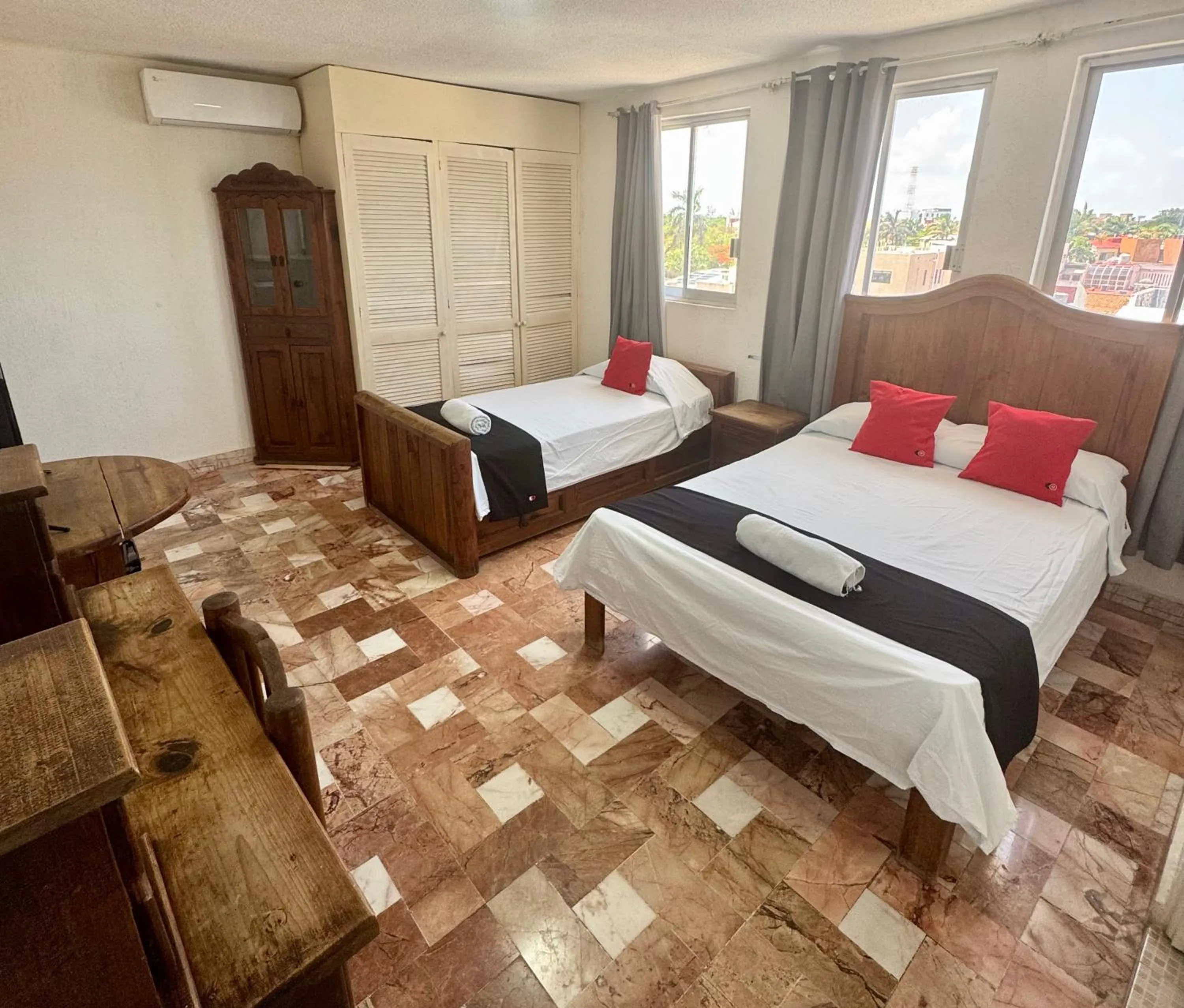 Bed in Hotel Farallon Inn Cancún