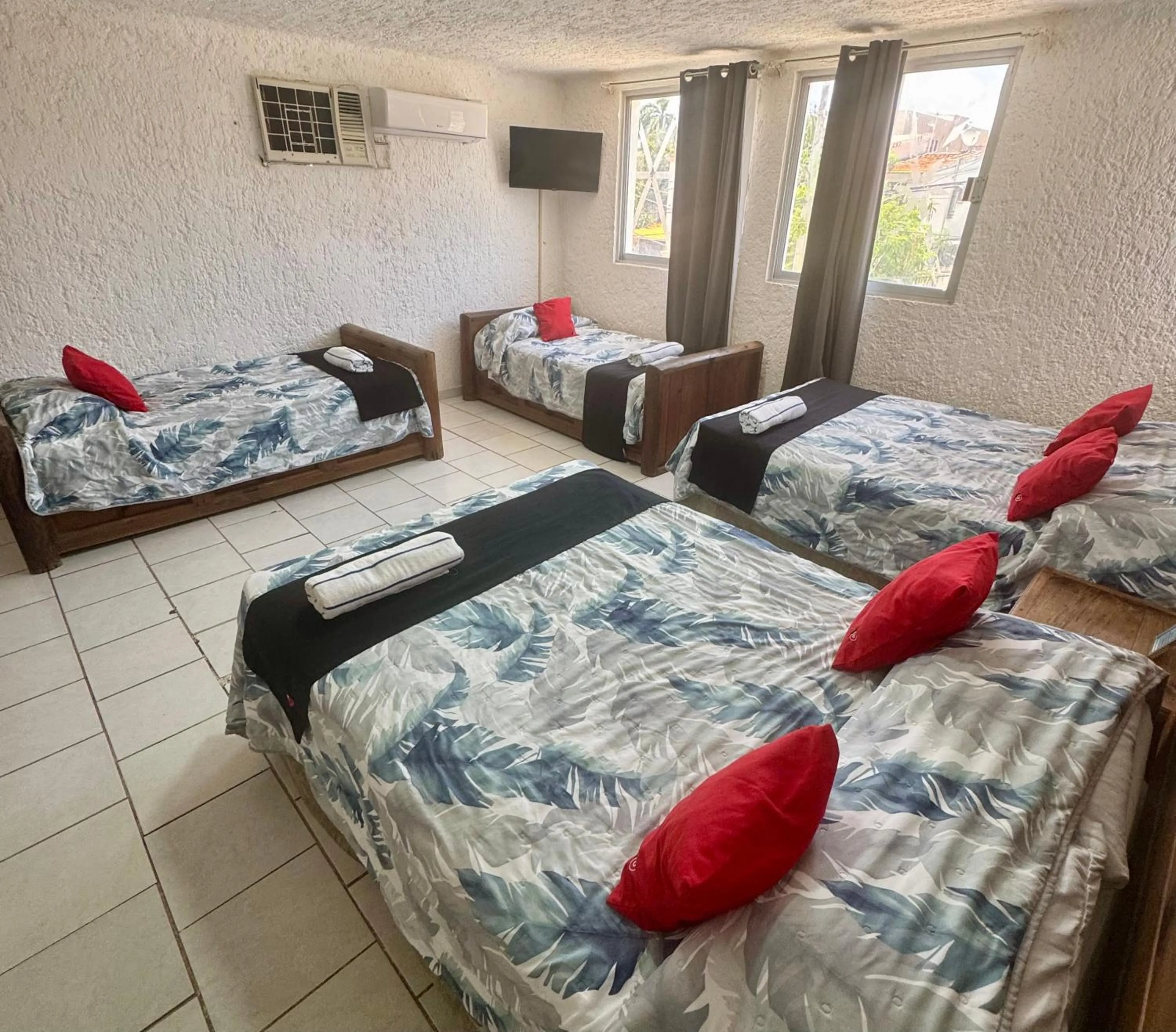 Bed in Hotel Farallon Inn Cancún