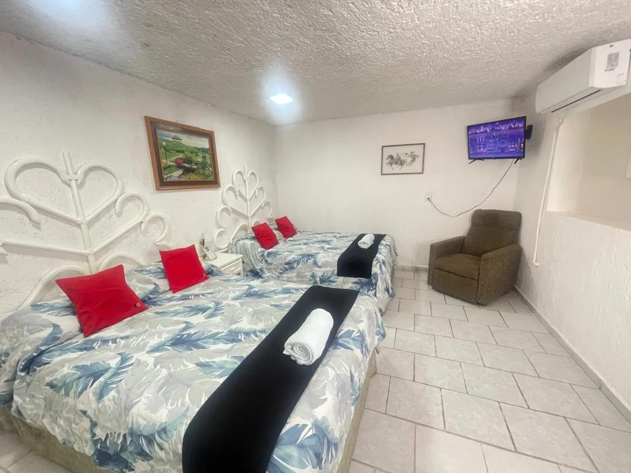 Bed in Hotel Farallon Inn Cancún