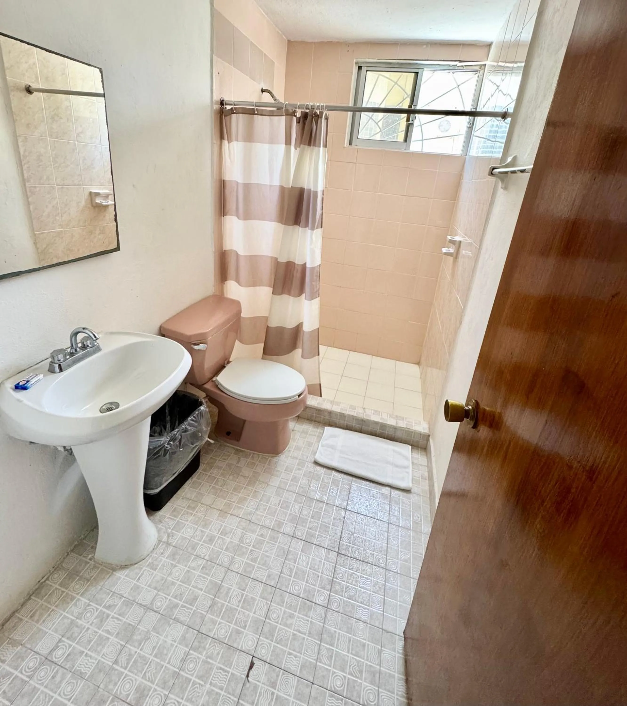 Shower in Hotel Farallon Inn Cancún