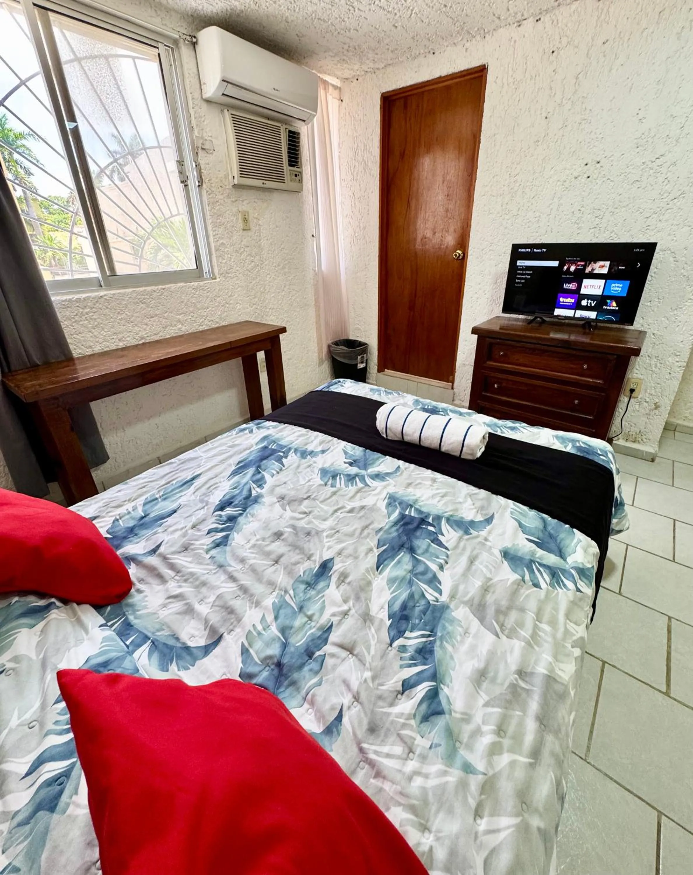 Bed in Hotel Farallon Inn Cancún