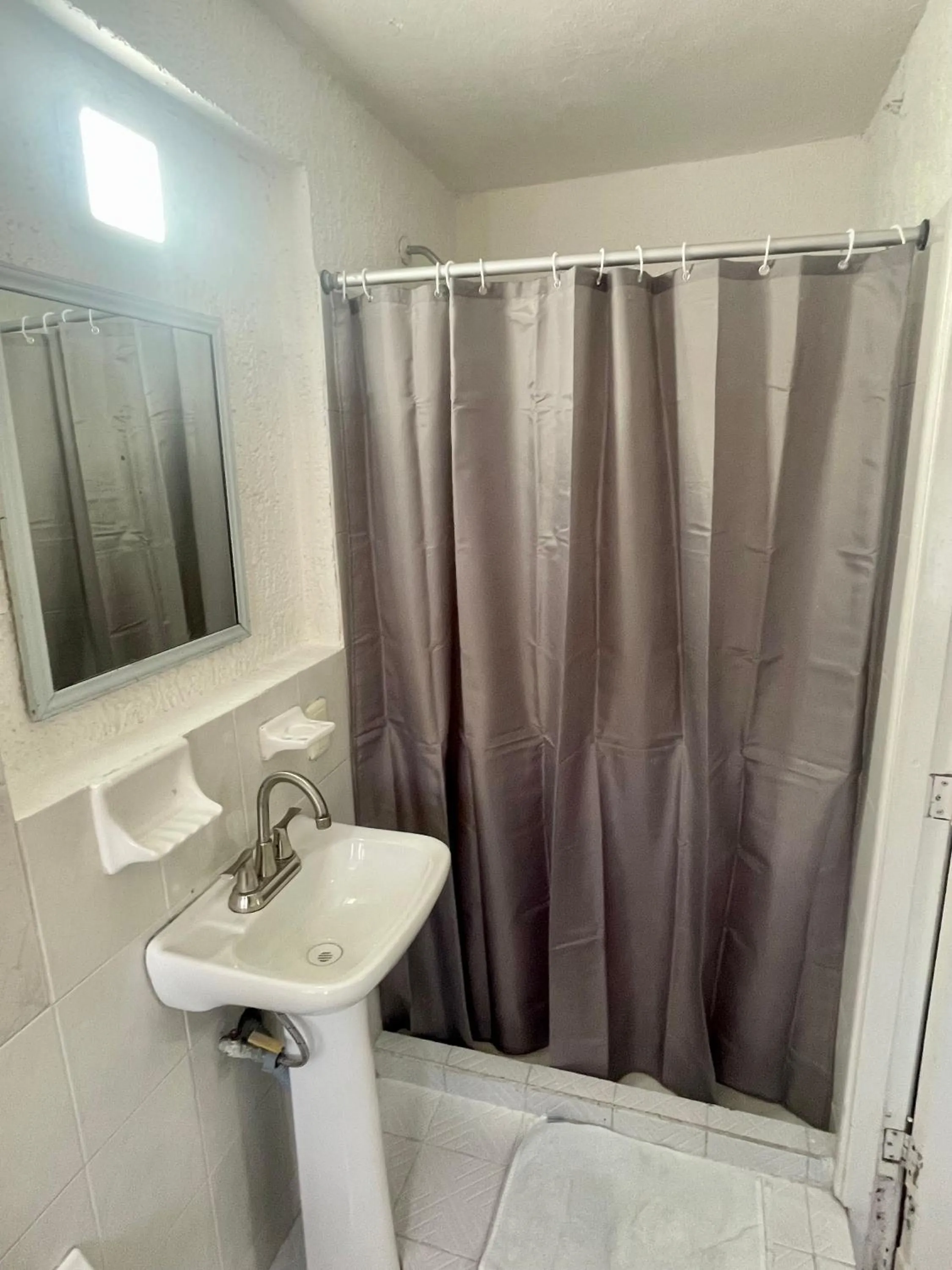 Shower in Hotel Farallon Inn Cancún