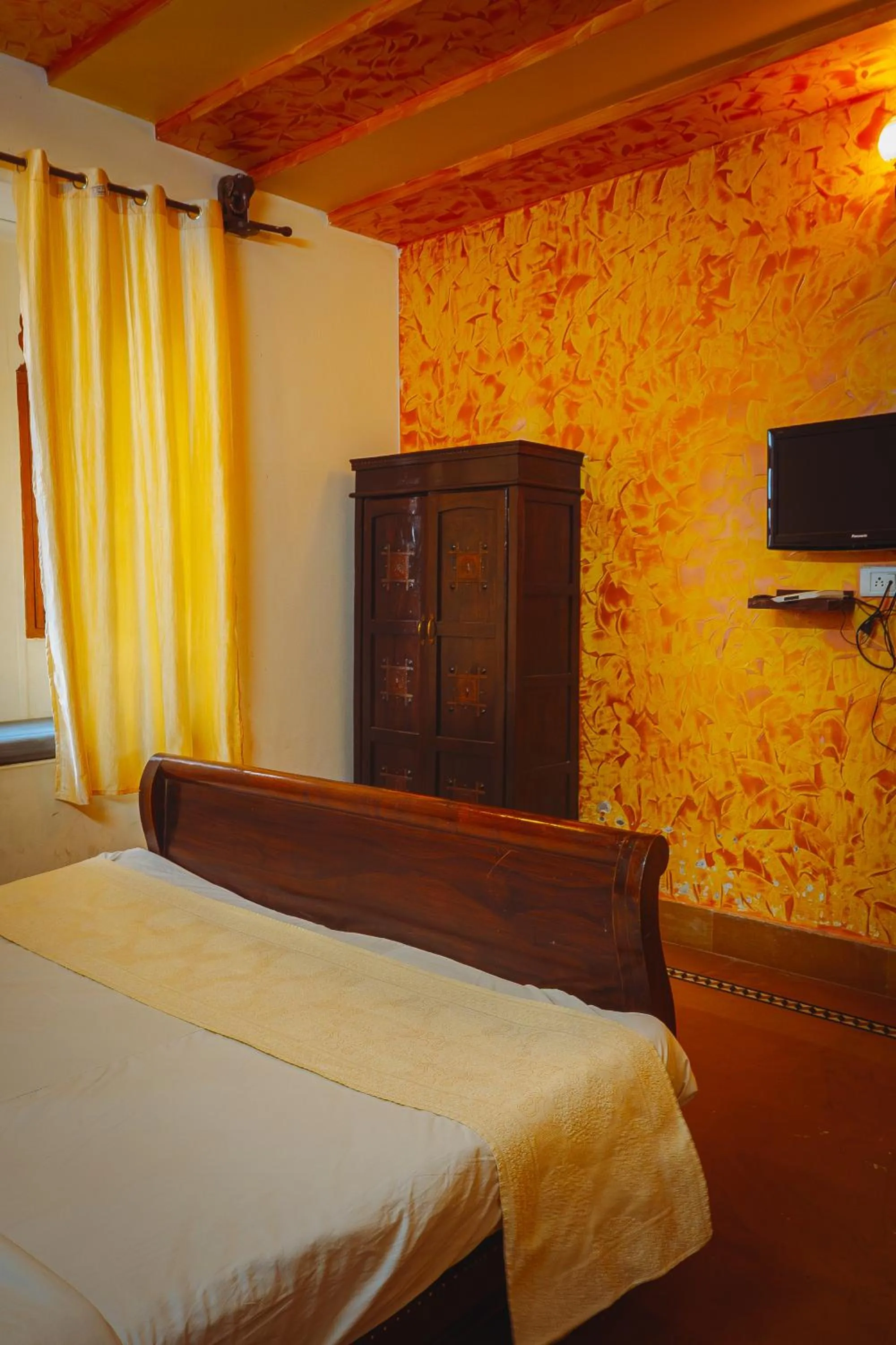 Communal lounge/ TV room, Bed in The Elite Castle