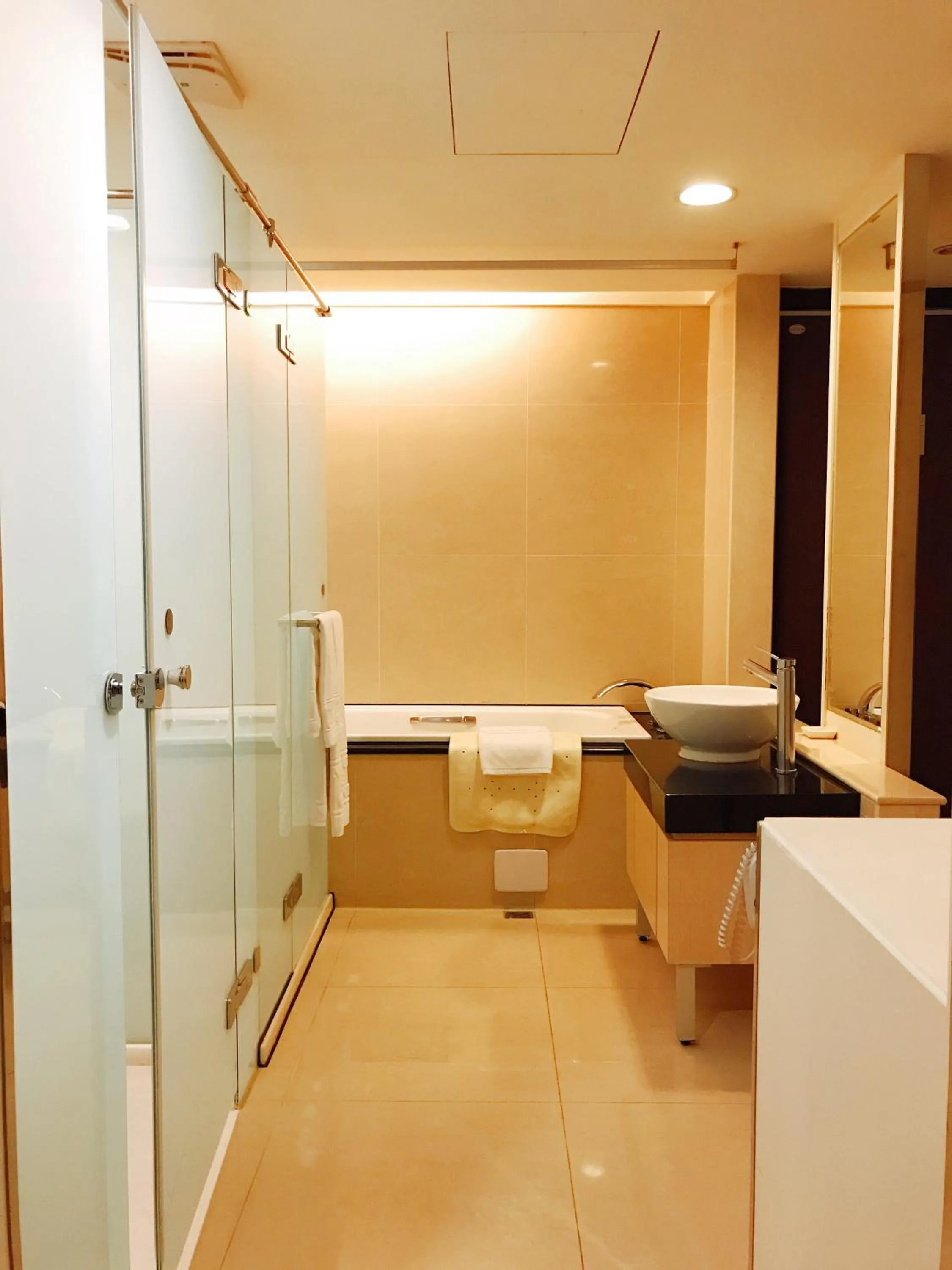 Bathroom in Maison de Chine Chao Yin Building