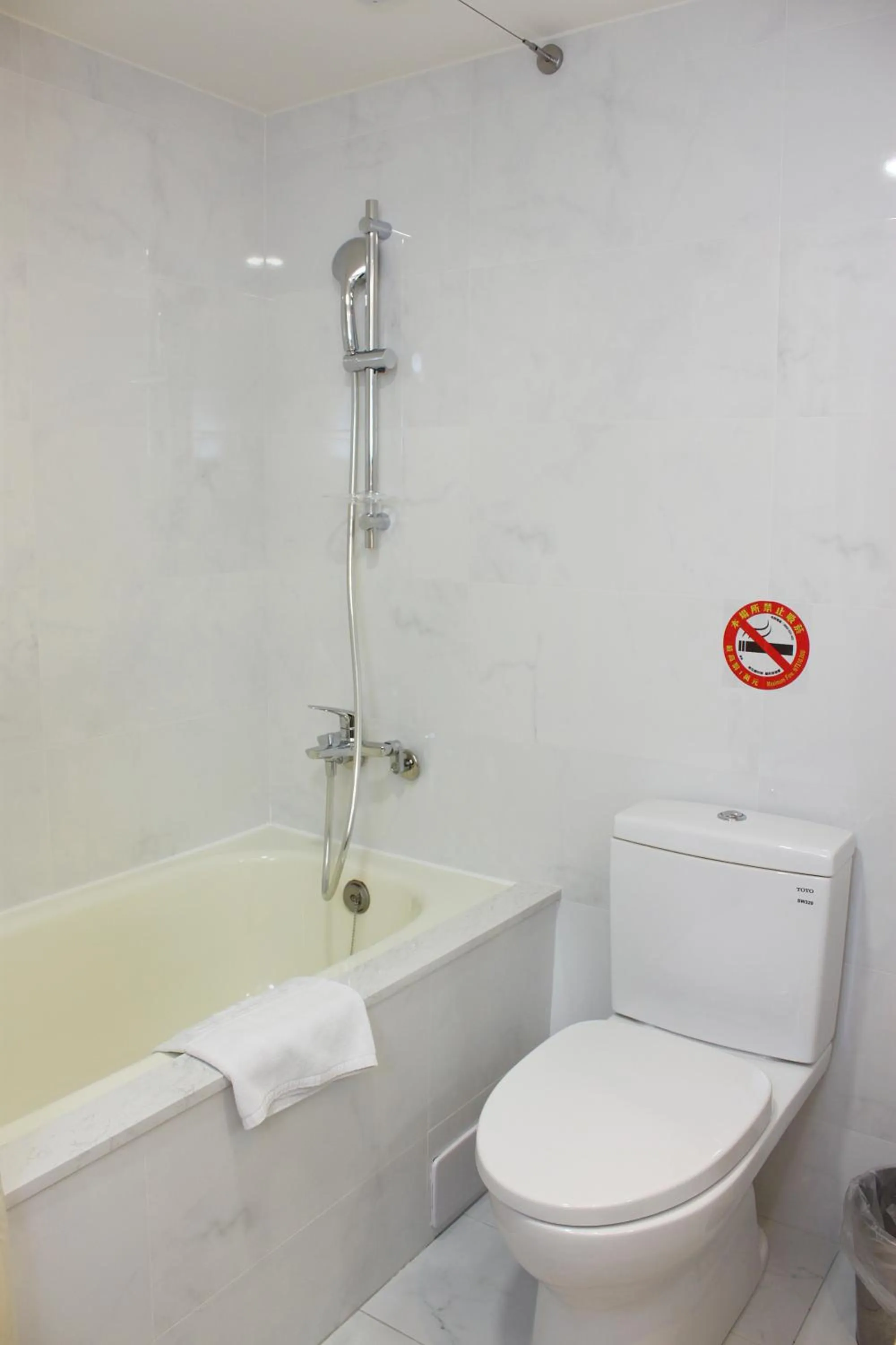 Bathroom in Maison de Chine Chao Yin Building