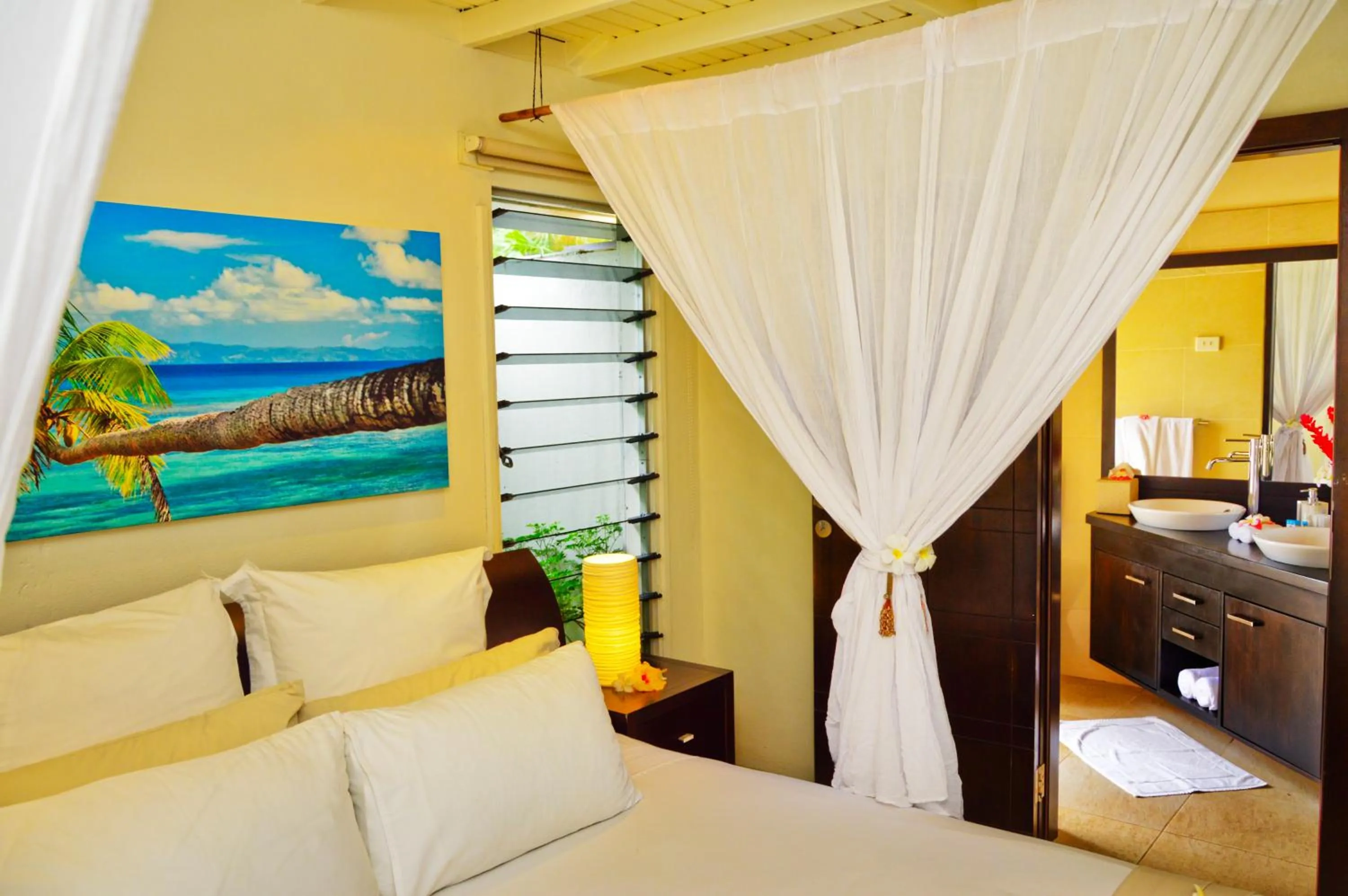 Photo of the whole room, Bed in Taveuni Palms Resort