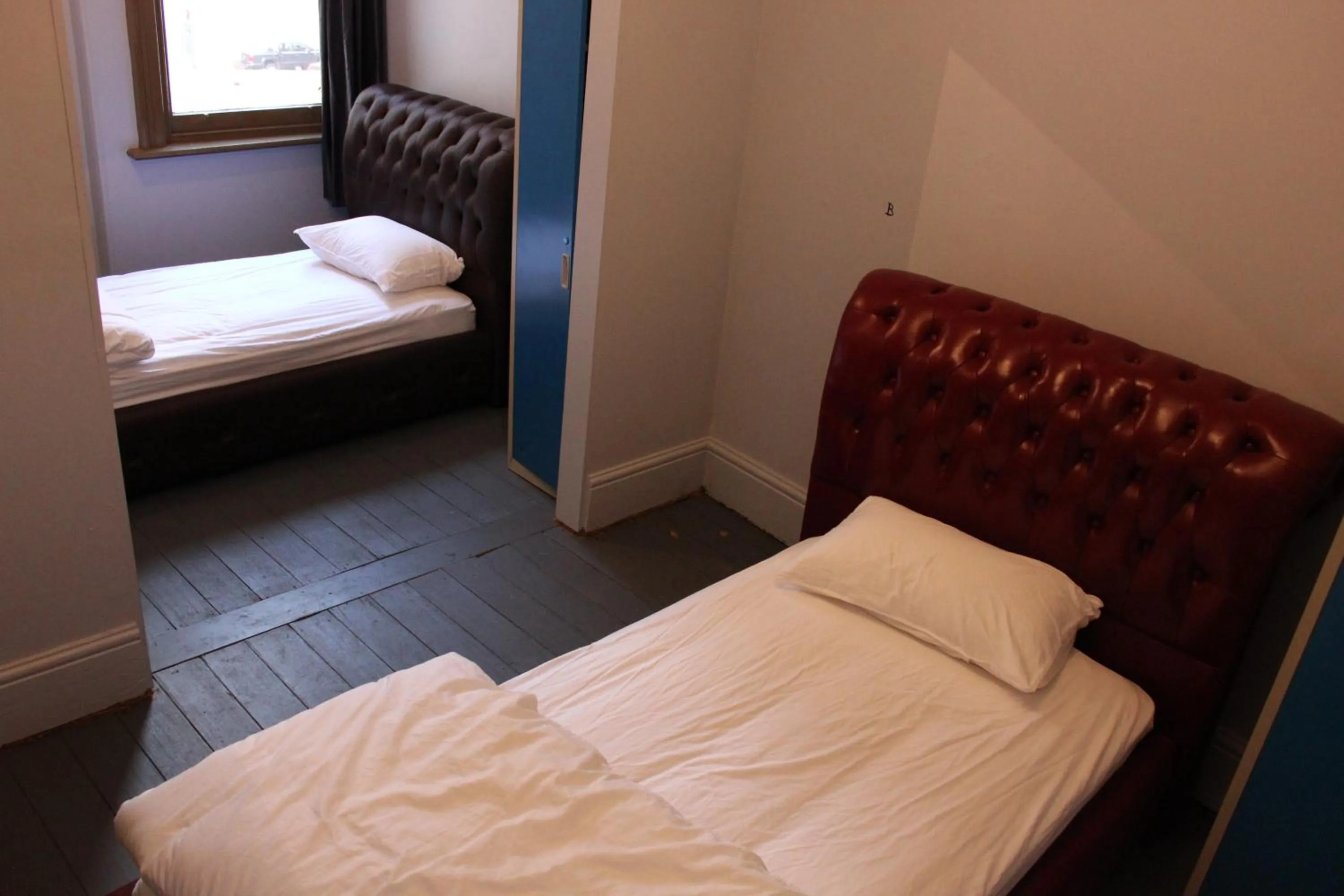 Bedroom, Bed in Backpackers Imperial Hotel