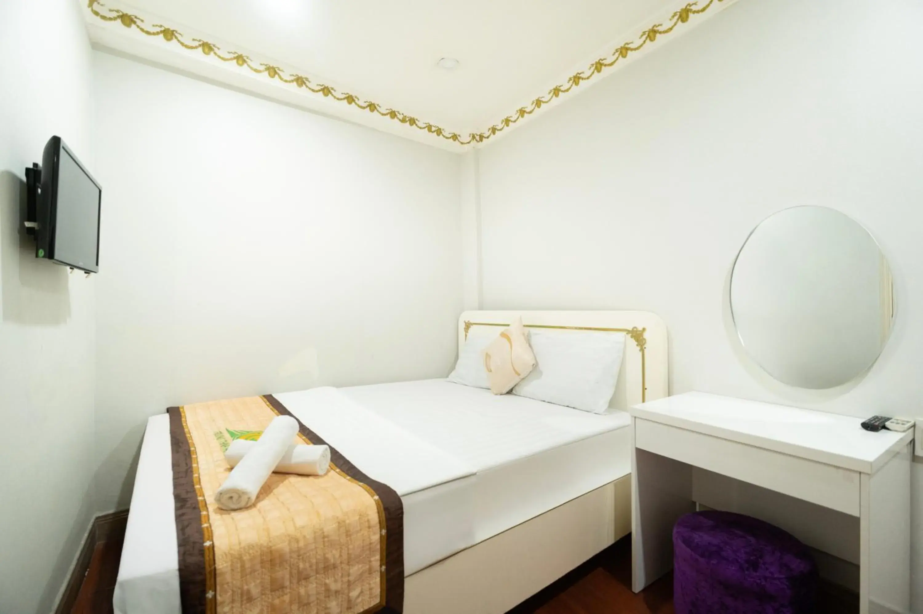 Deluxe Double Room with Bath in CROWNE BUI VIEN Hotel Deluxe Double Room with Bath in CROWNE BUI VIEN Hotel