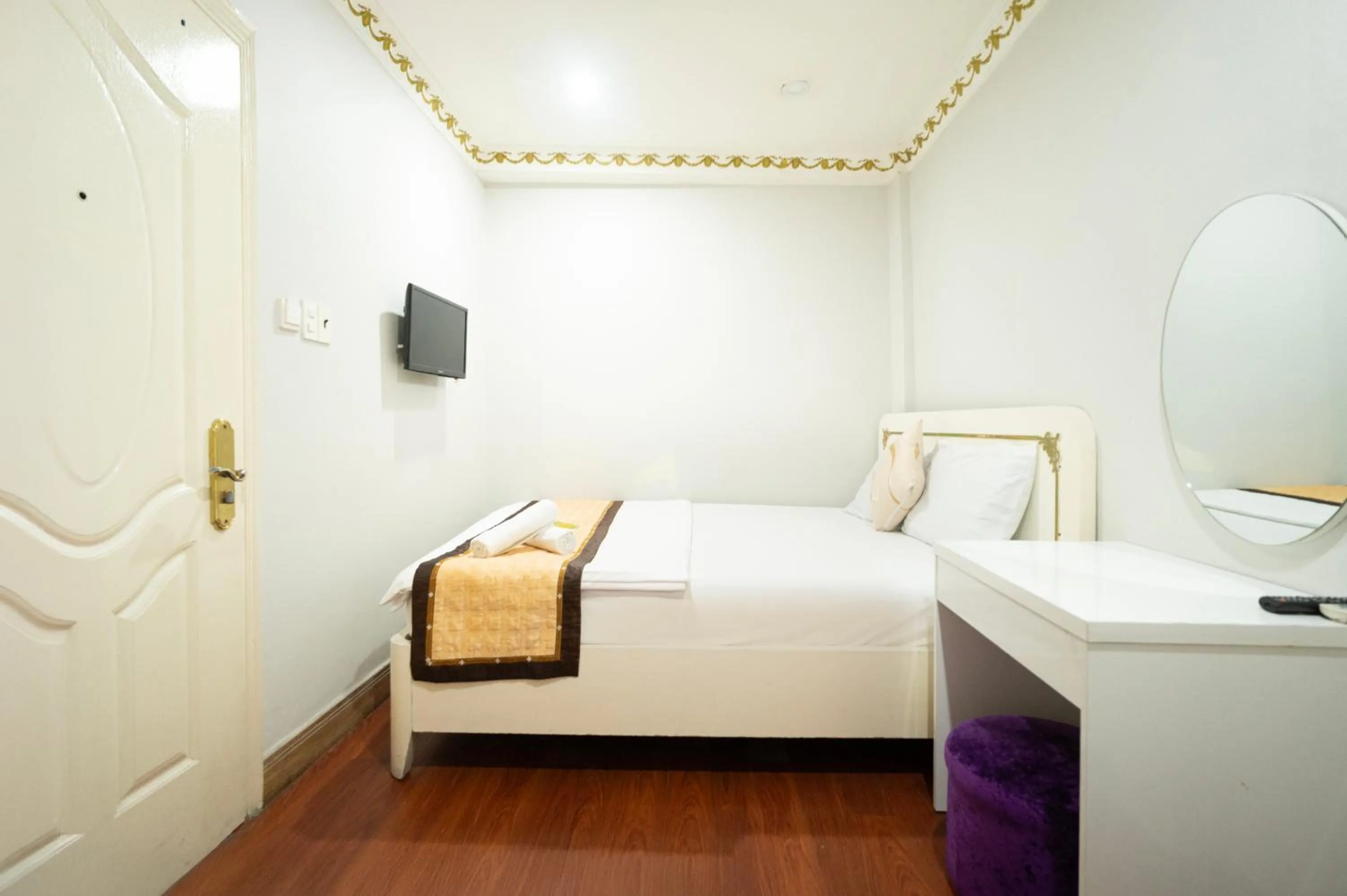 Bed in CROWNE BUI VIEN Hotel