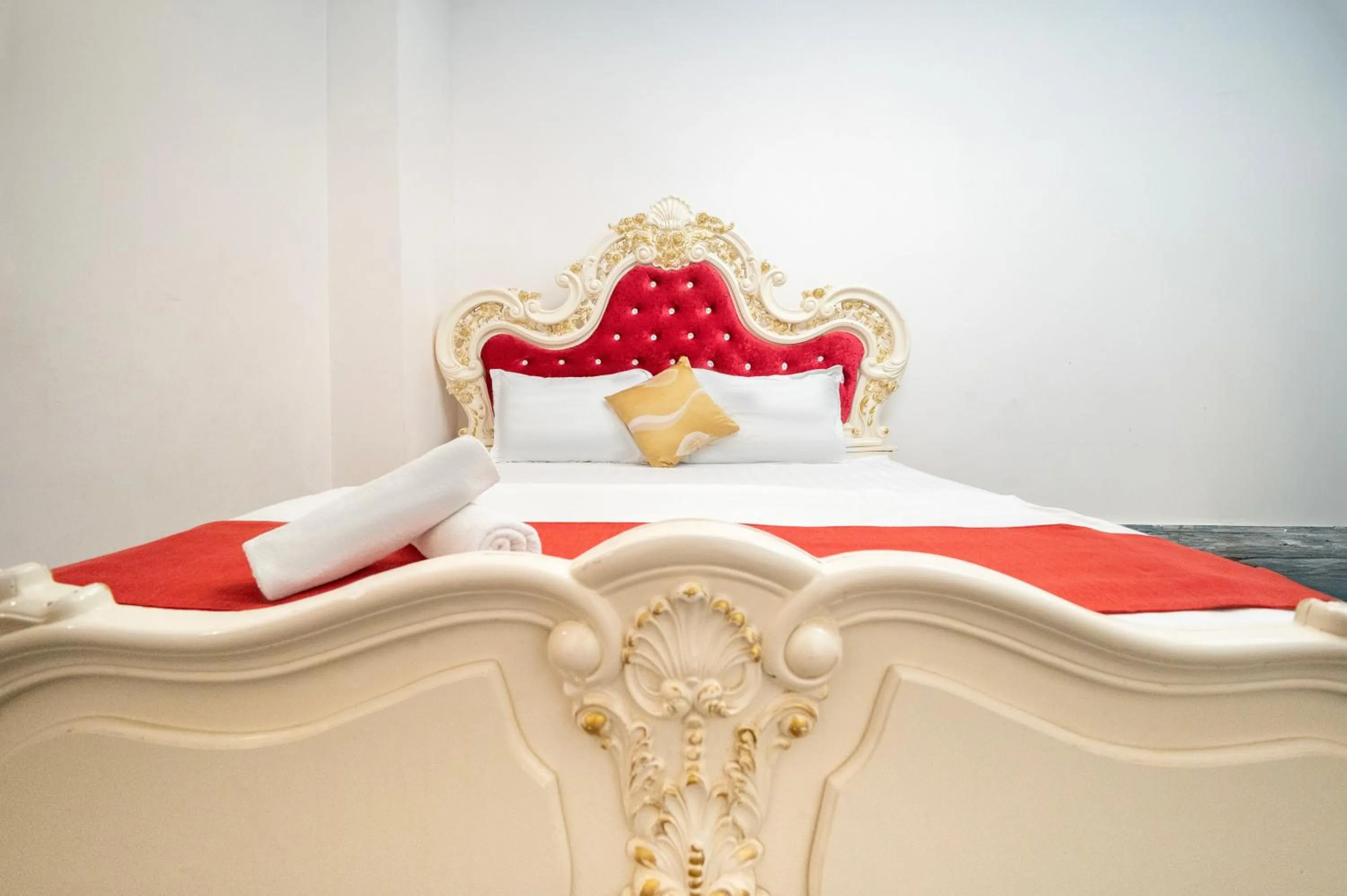 Bed in CROWNE BUI VIEN Hotel