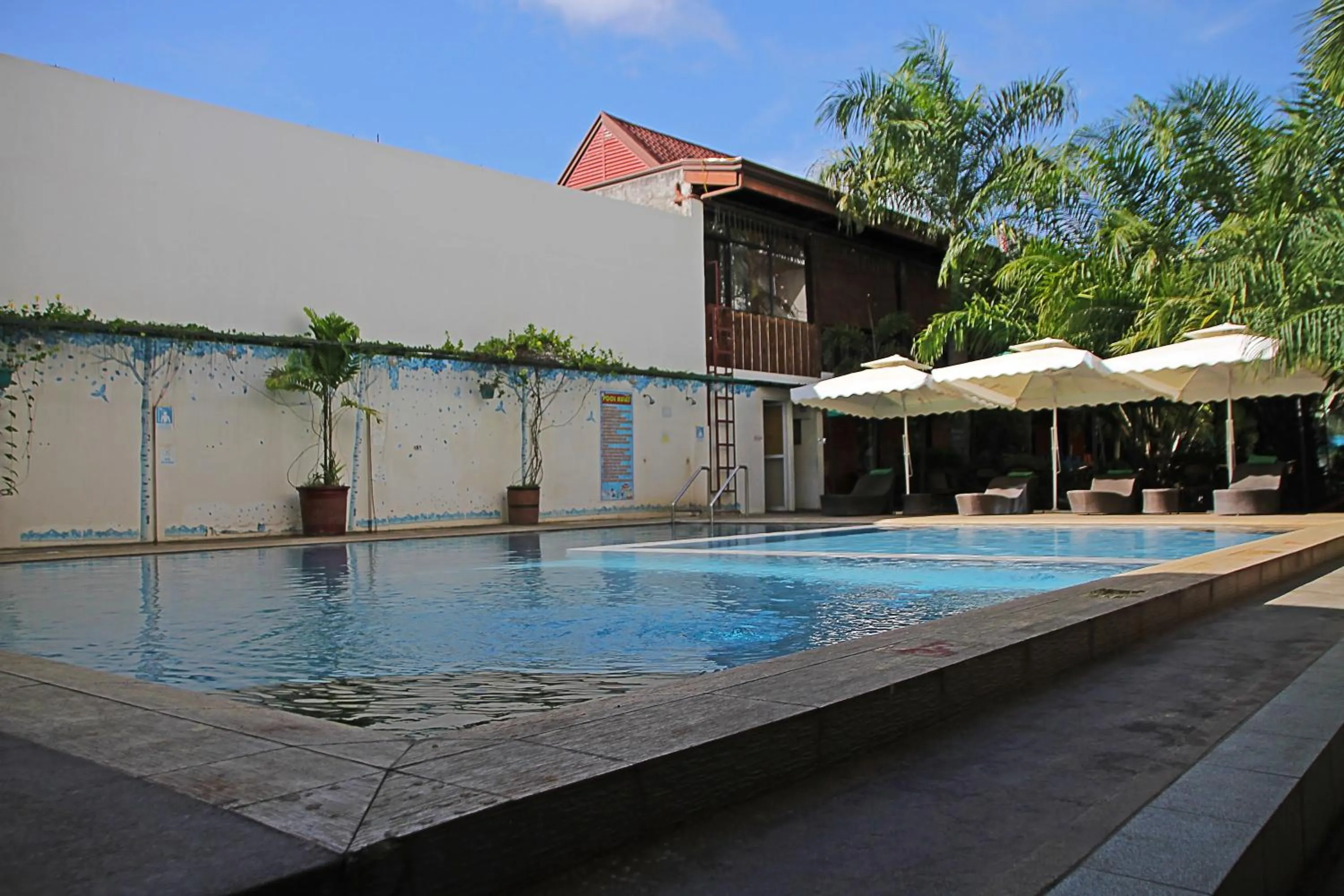 Swimming pool in Palawan Uno Hotel