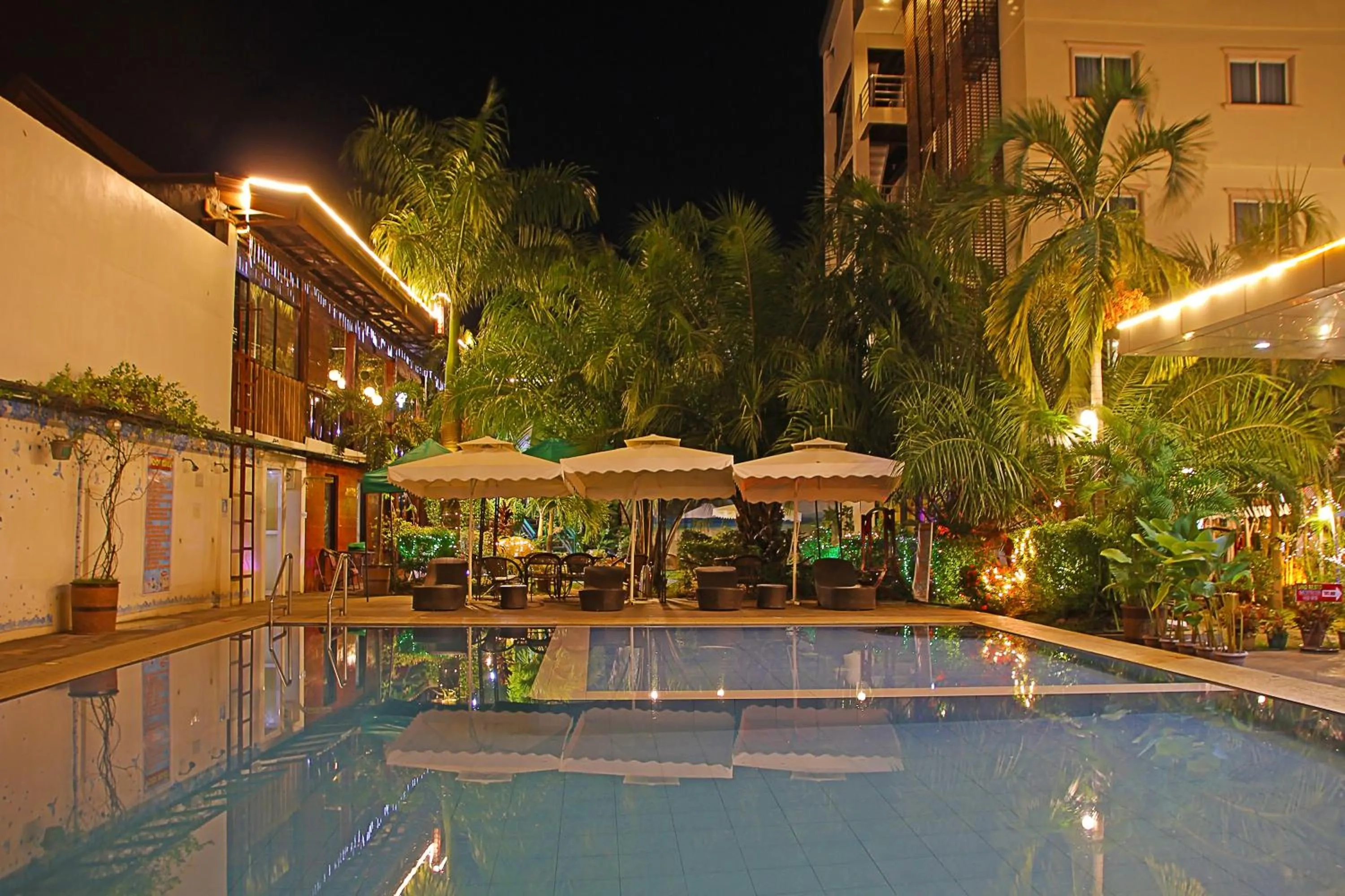 Swimming pool in Palawan Uno Hotel