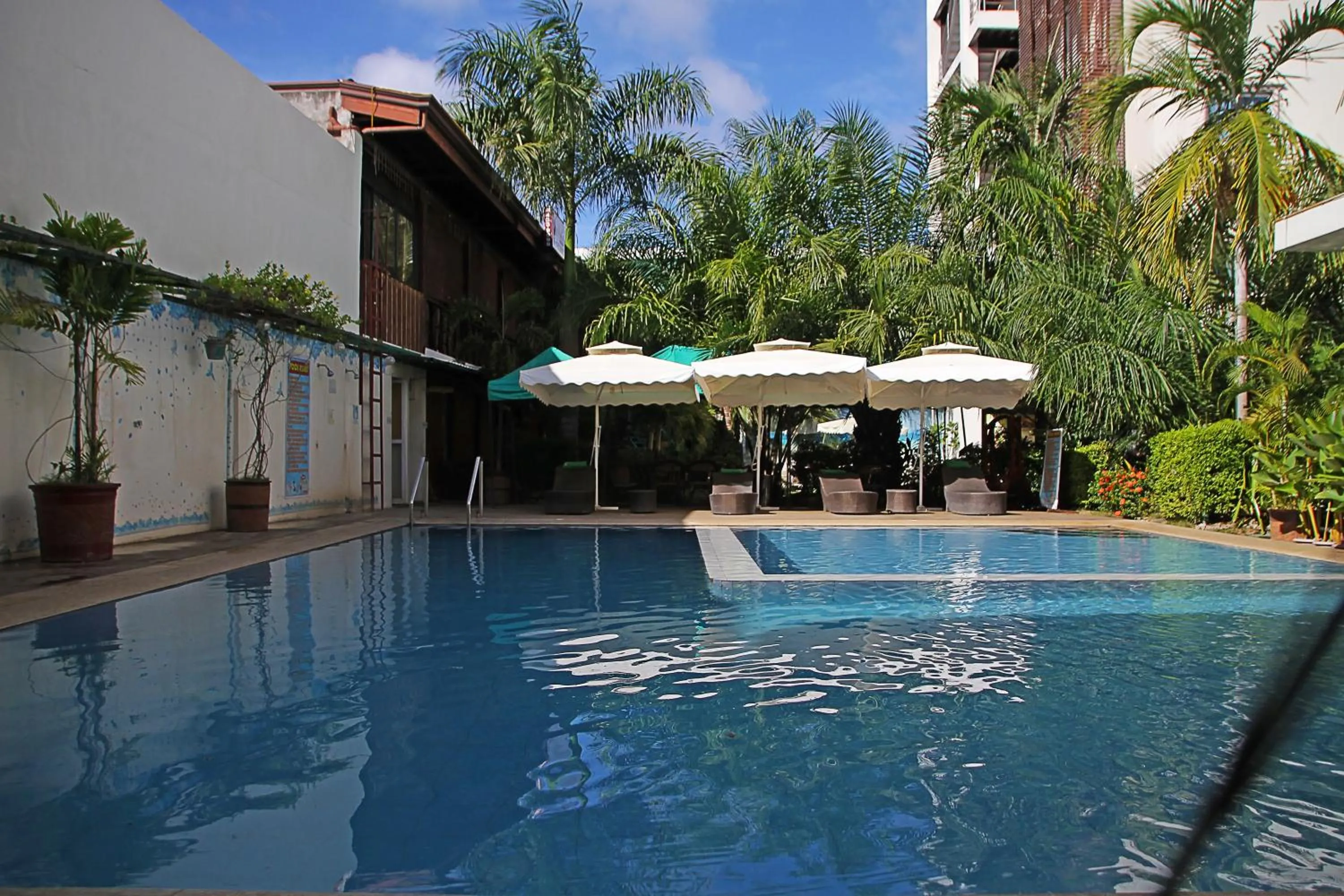 Swimming pool in Palawan Uno Hotel