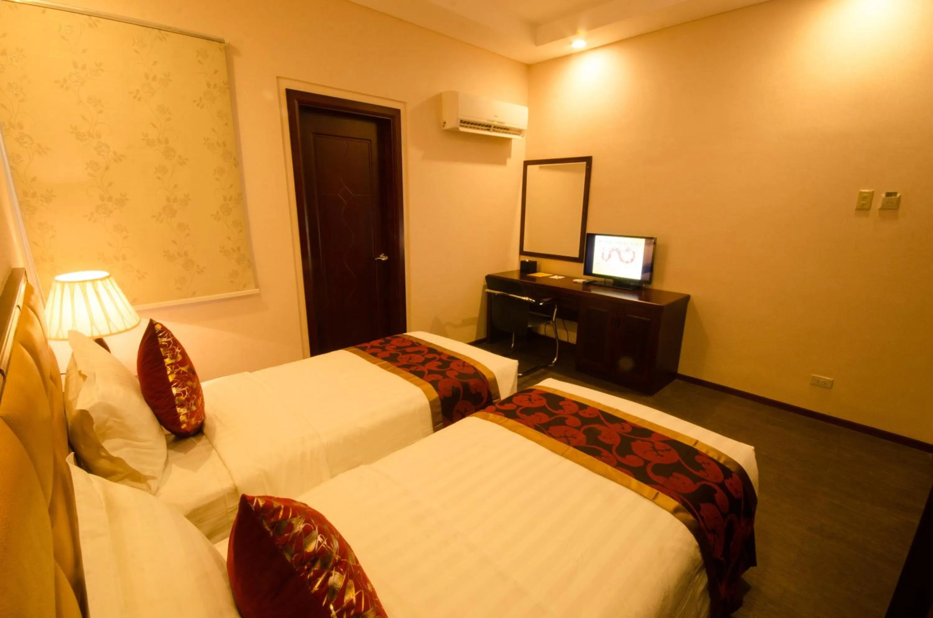 Photo of the whole room, Bed in Palawan Uno Hotel