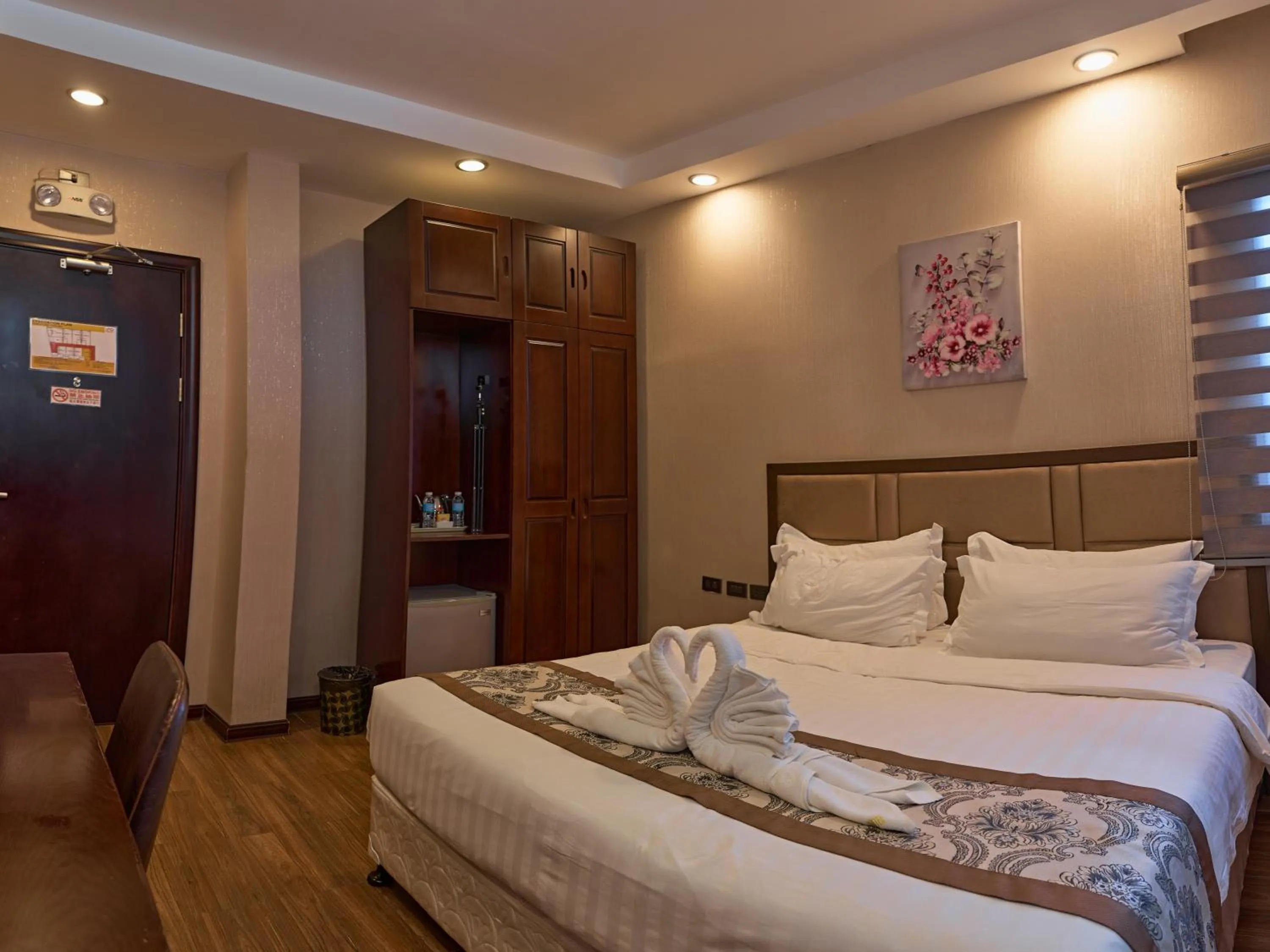 Bed in Palawan Uno Hotel