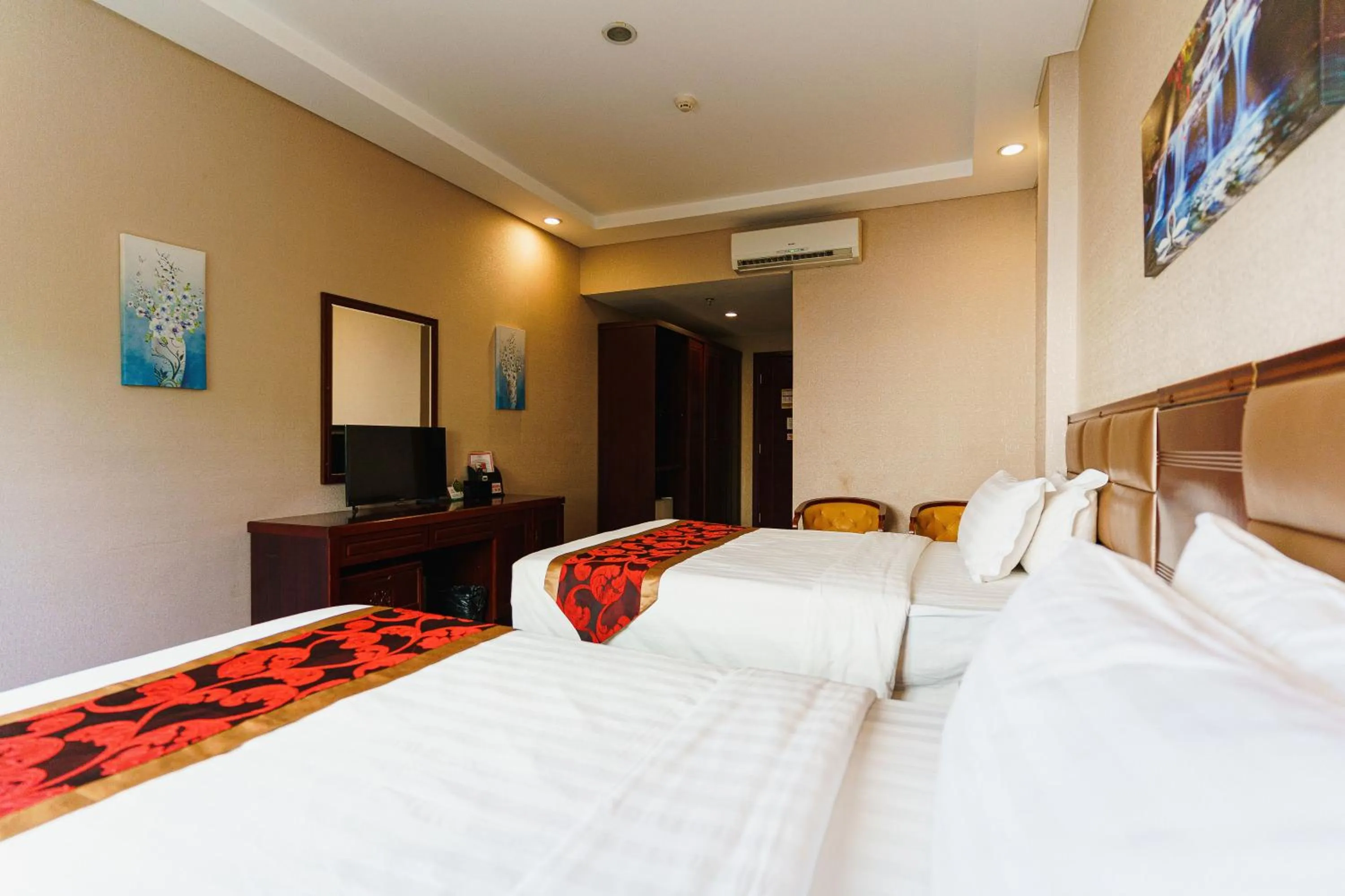 Bed in Palawan Uno Hotel