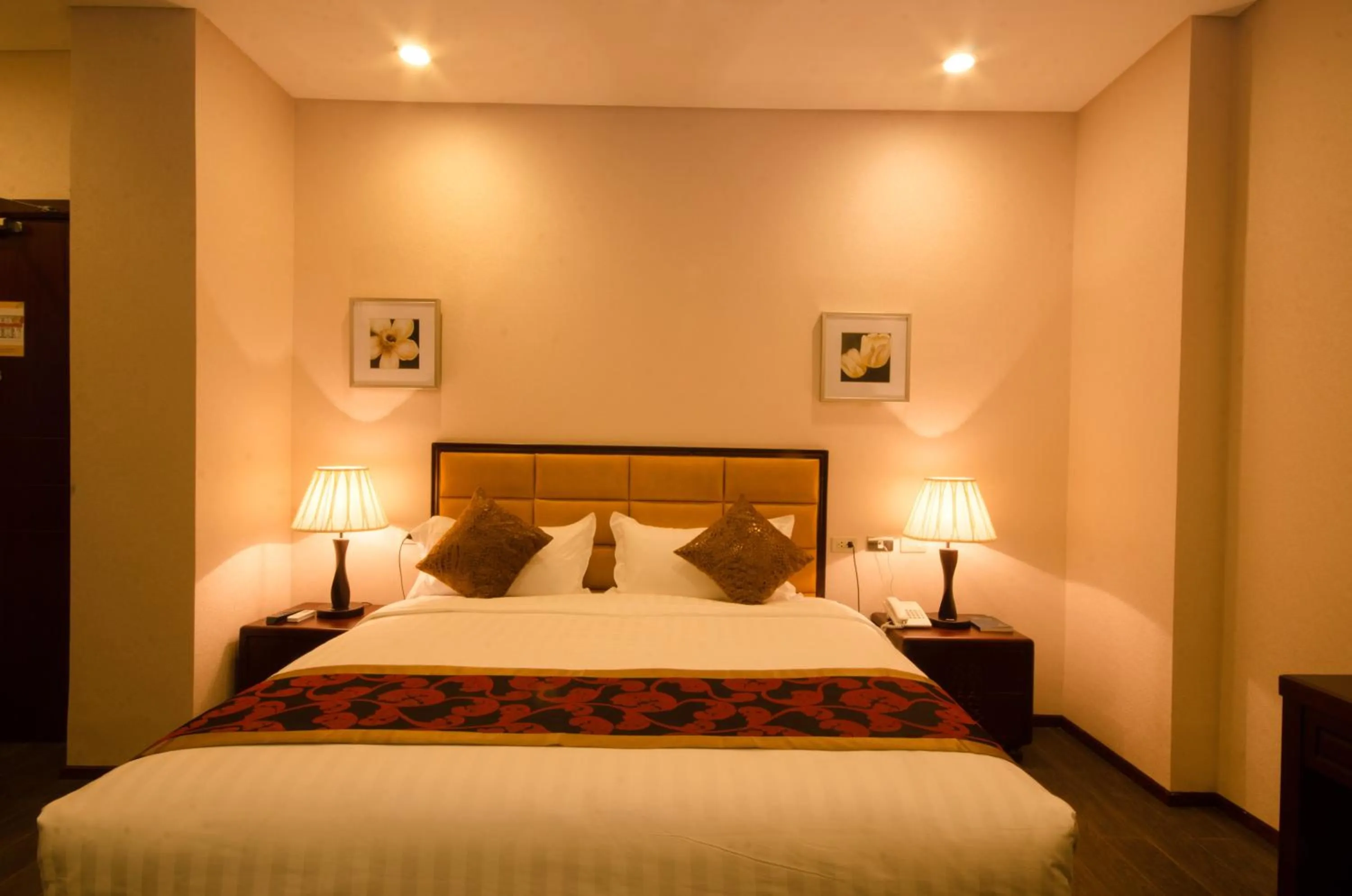 Photo of the whole room, Bed in Palawan Uno Hotel