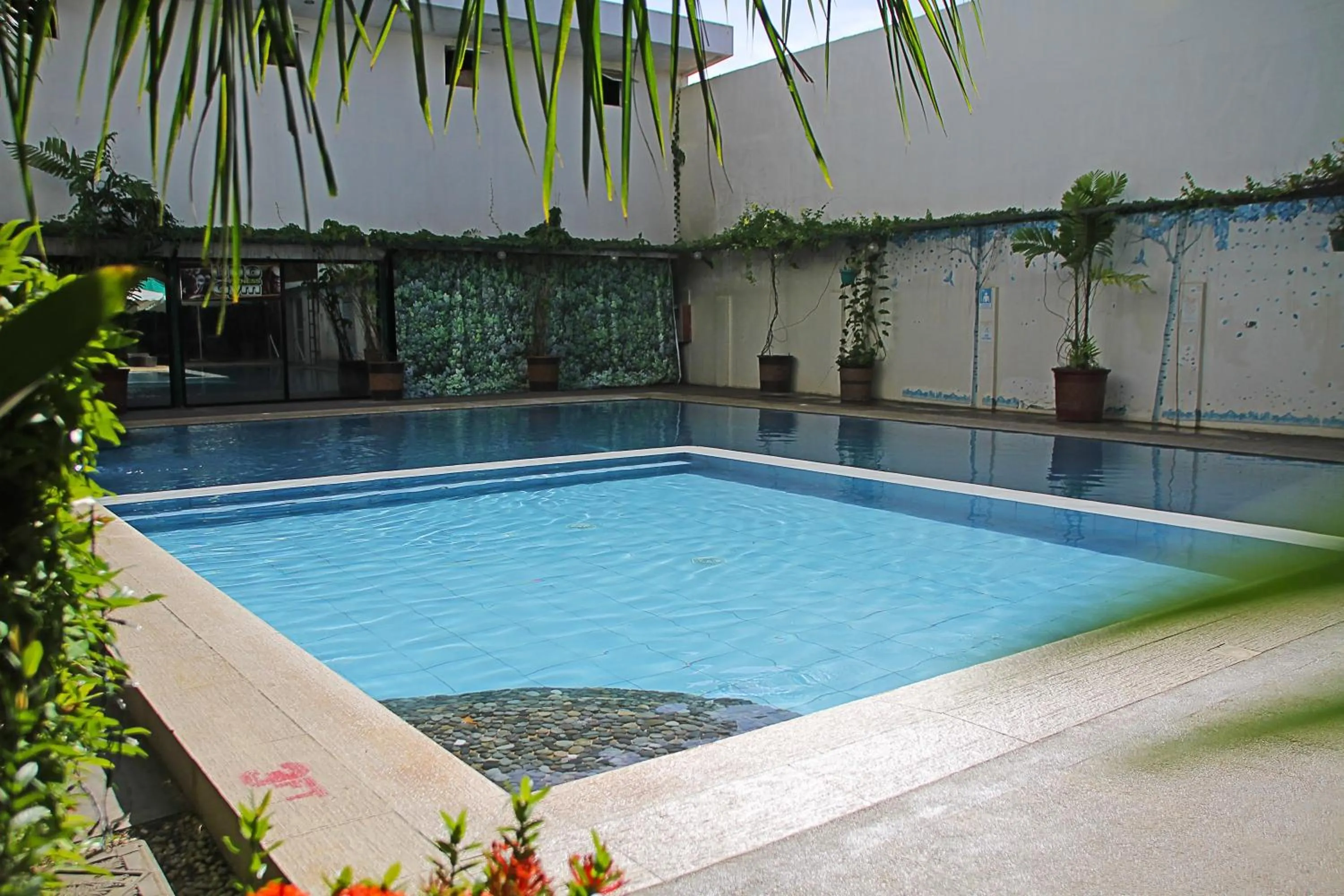 Swimming pool in Palawan Uno Hotel