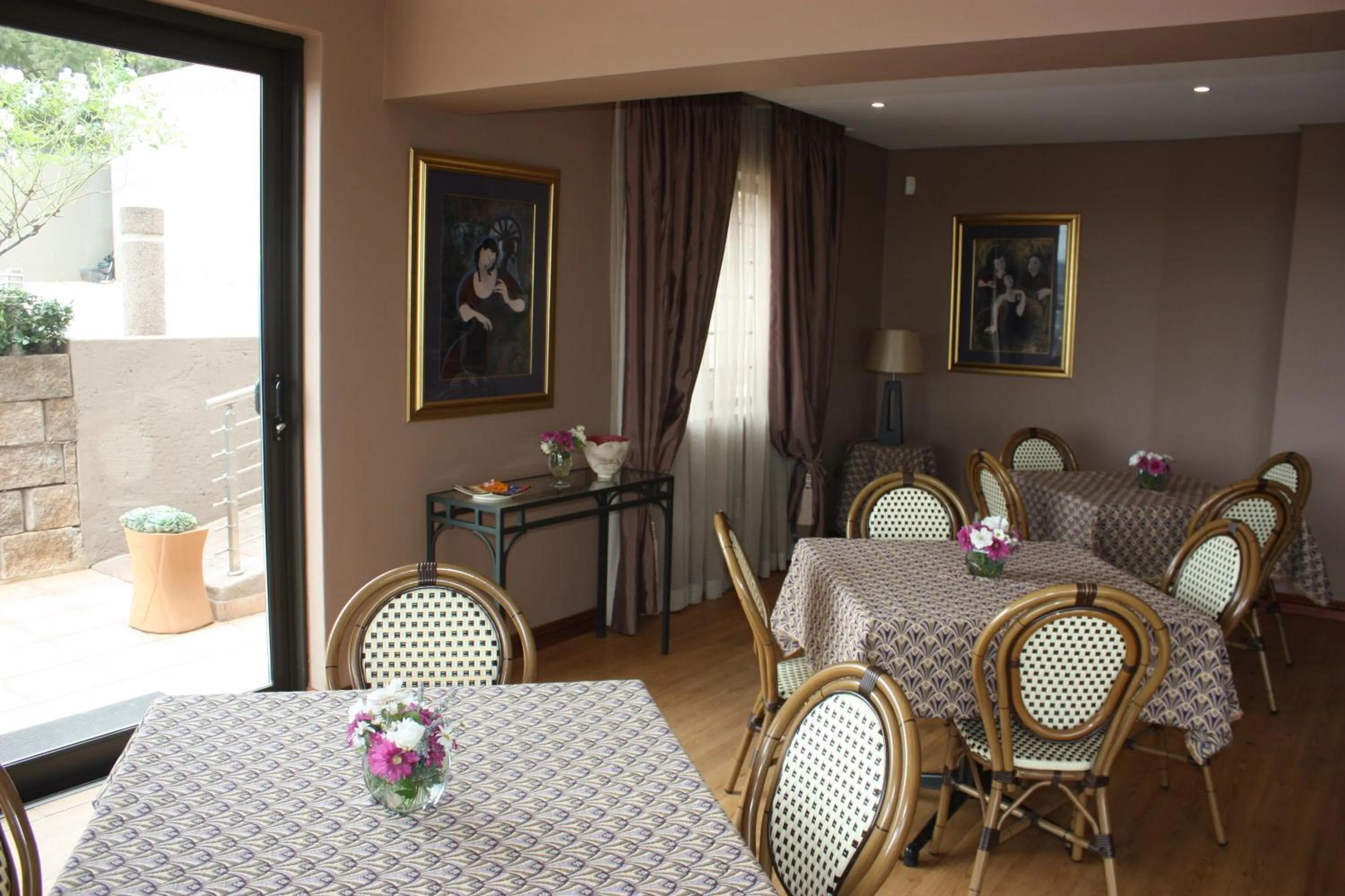 Communal lounge/ TV room in Over The Moon Guesthouse