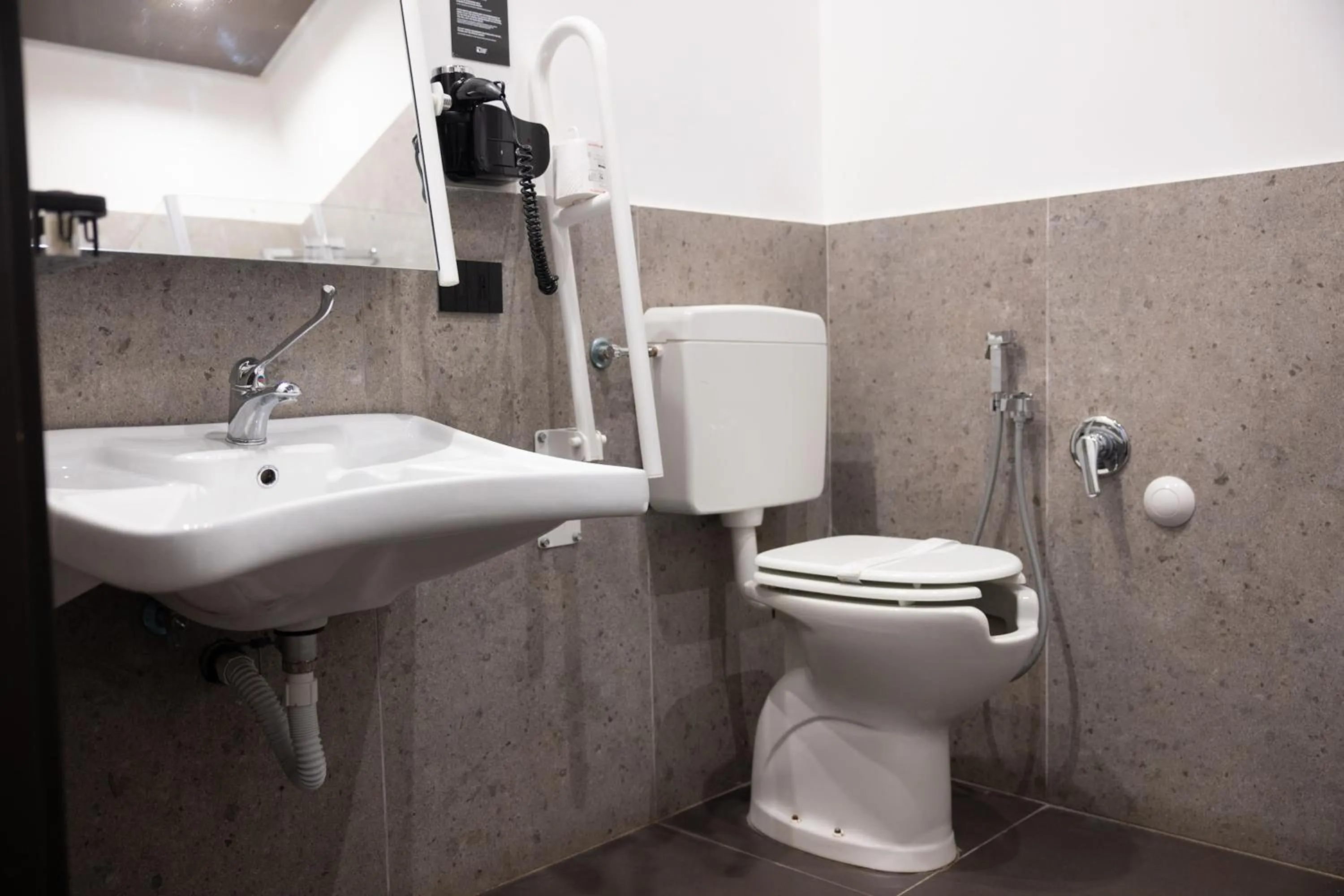 Toilet in Central Lodge Hotel