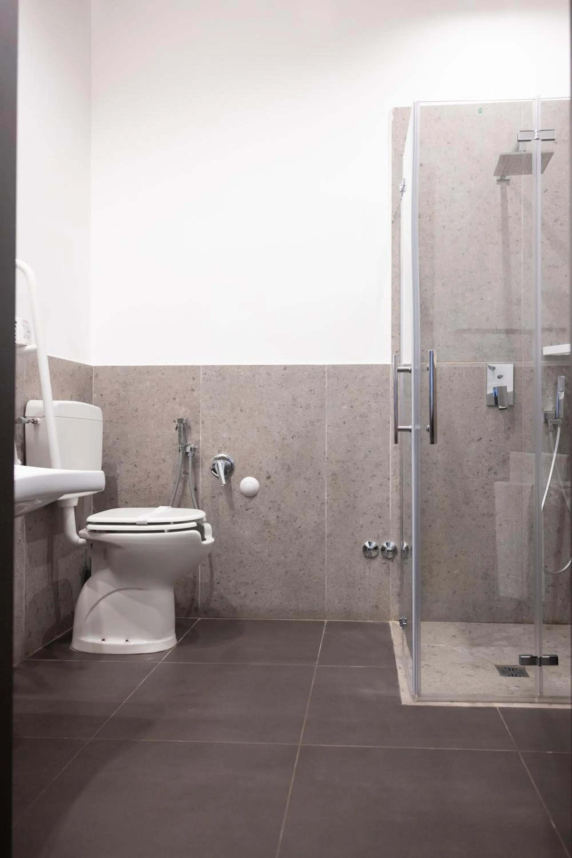 Shower in Central Lodge Hotel