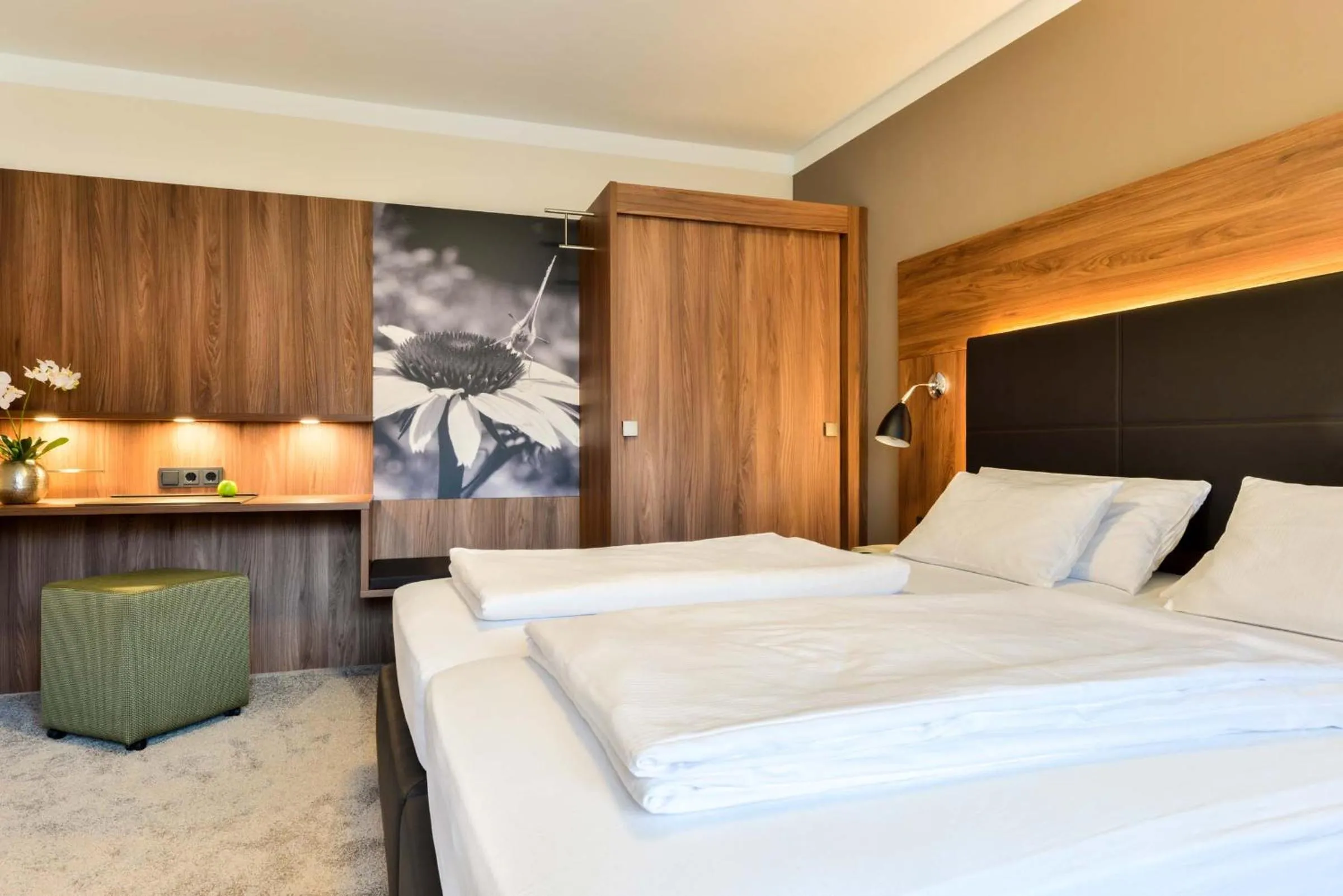 Seating area, Bed in Hotel Restaurant Sonne