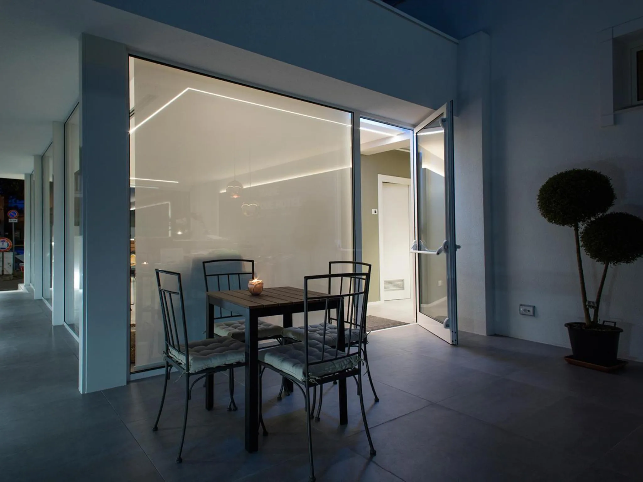 Communal lounge/ TV room in Manè Boutique Hotel