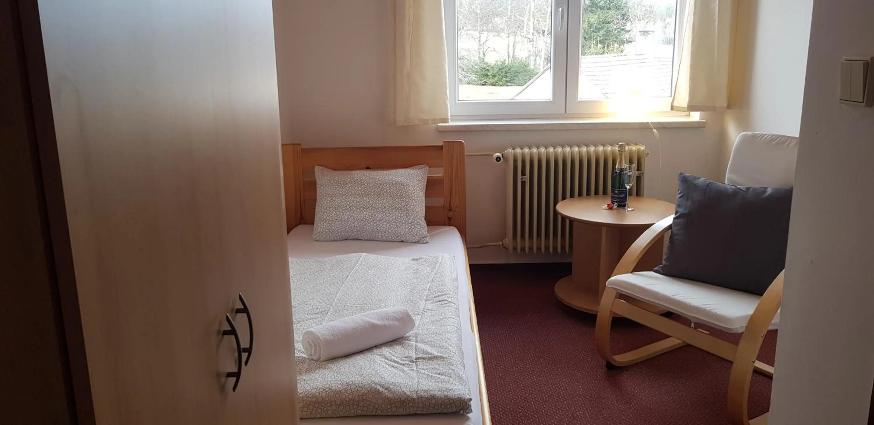 Seating area, Bed in Hotel Rohanov