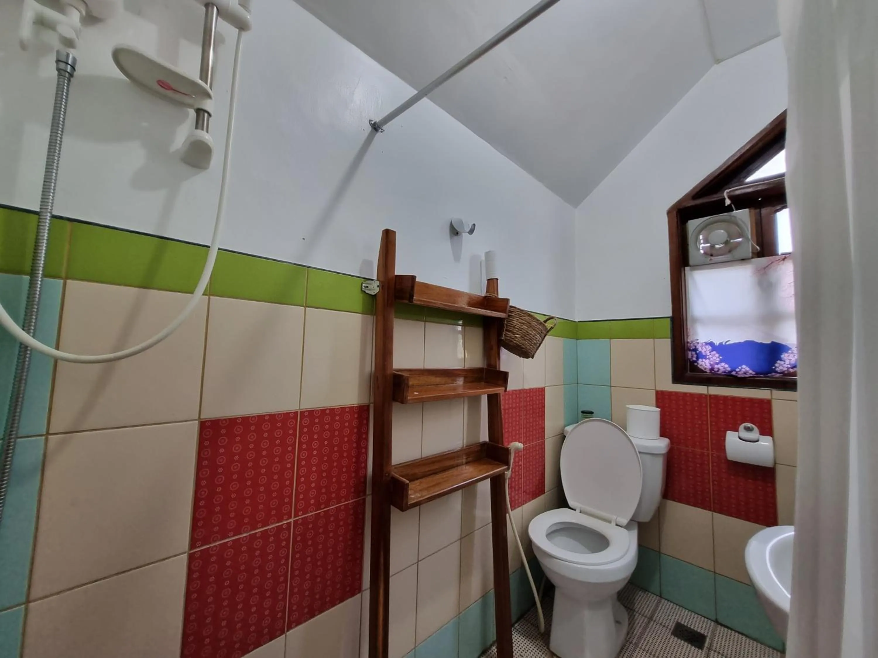 Shower in Orokasa Guesthouse