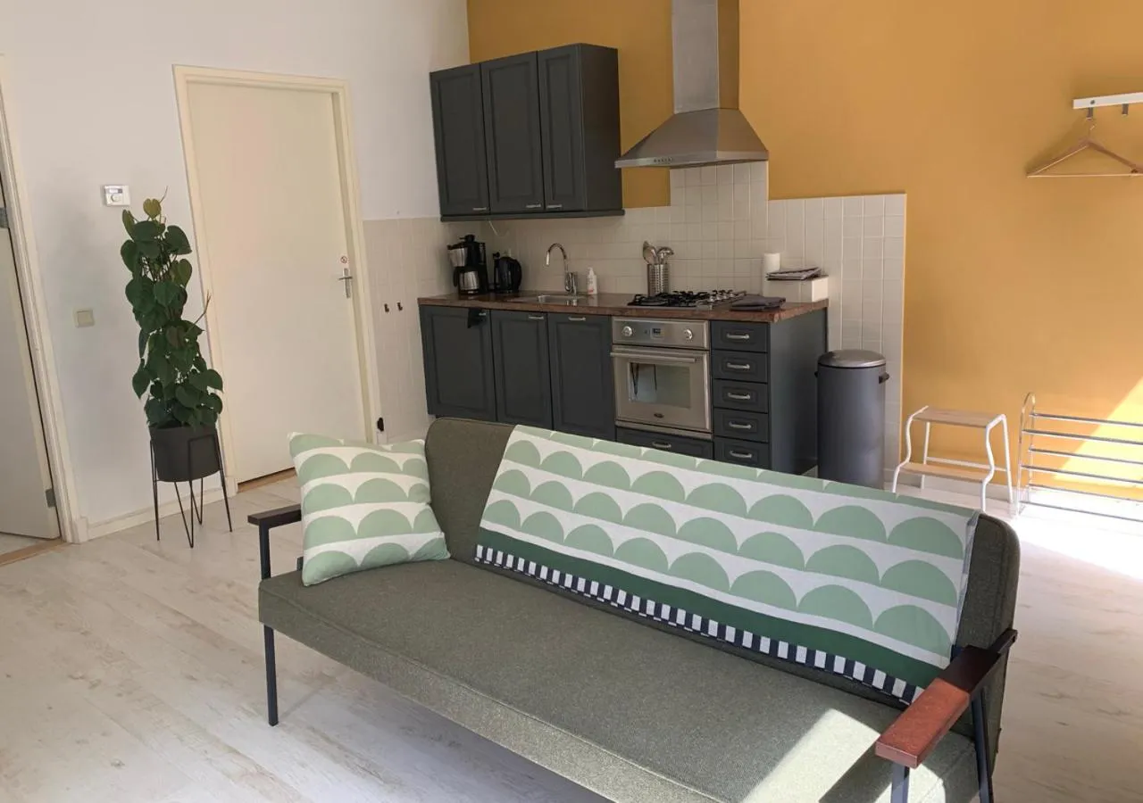 Kitchen or kitchenette in Waddenhoes Gastenverblijven