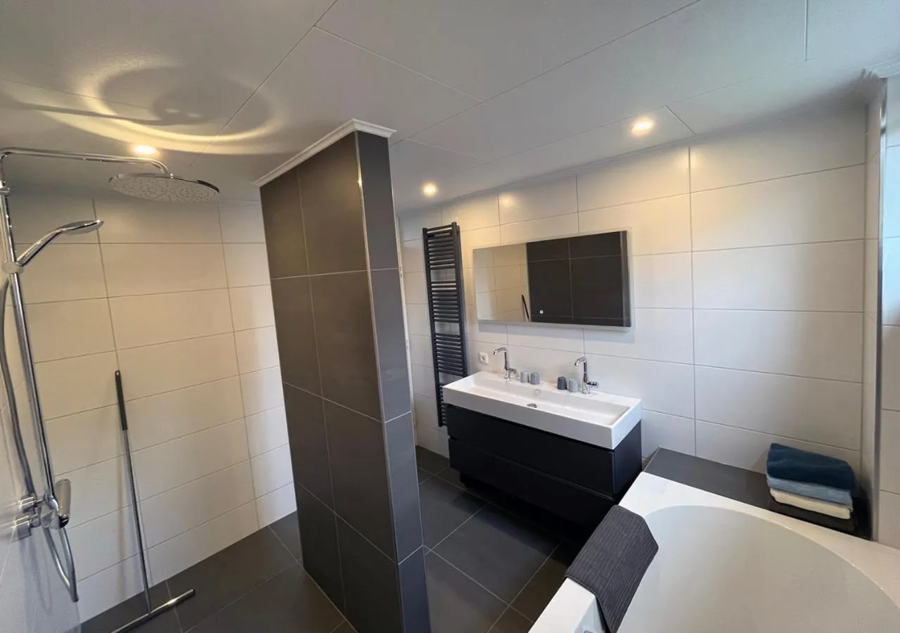 Bathroom in Waddenhoes Gastenverblijven