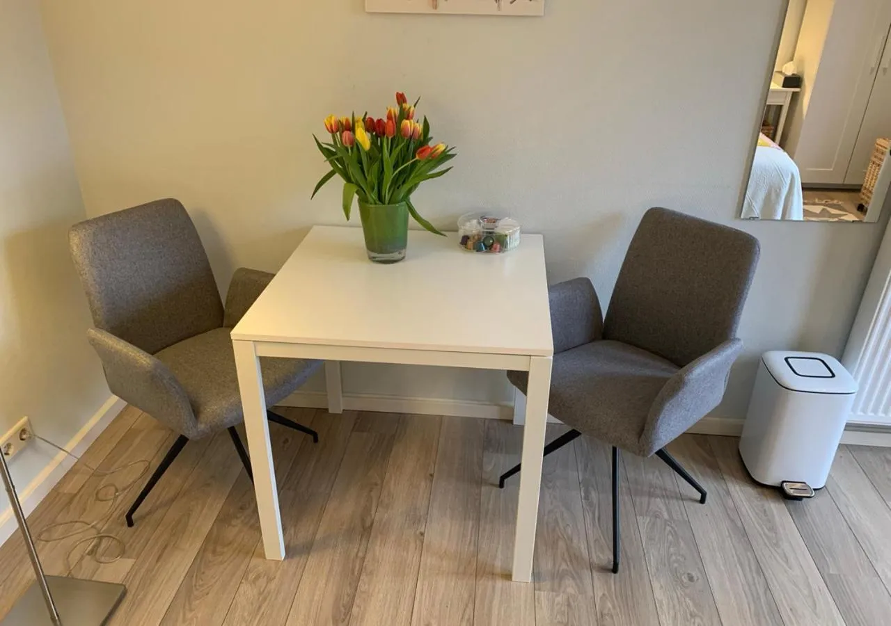 Seating area in Waddenhoes Gastenverblijven