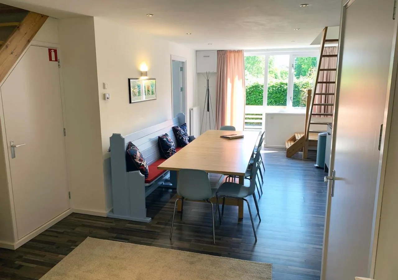 Dining area in Waddenhoes Gastenverblijven