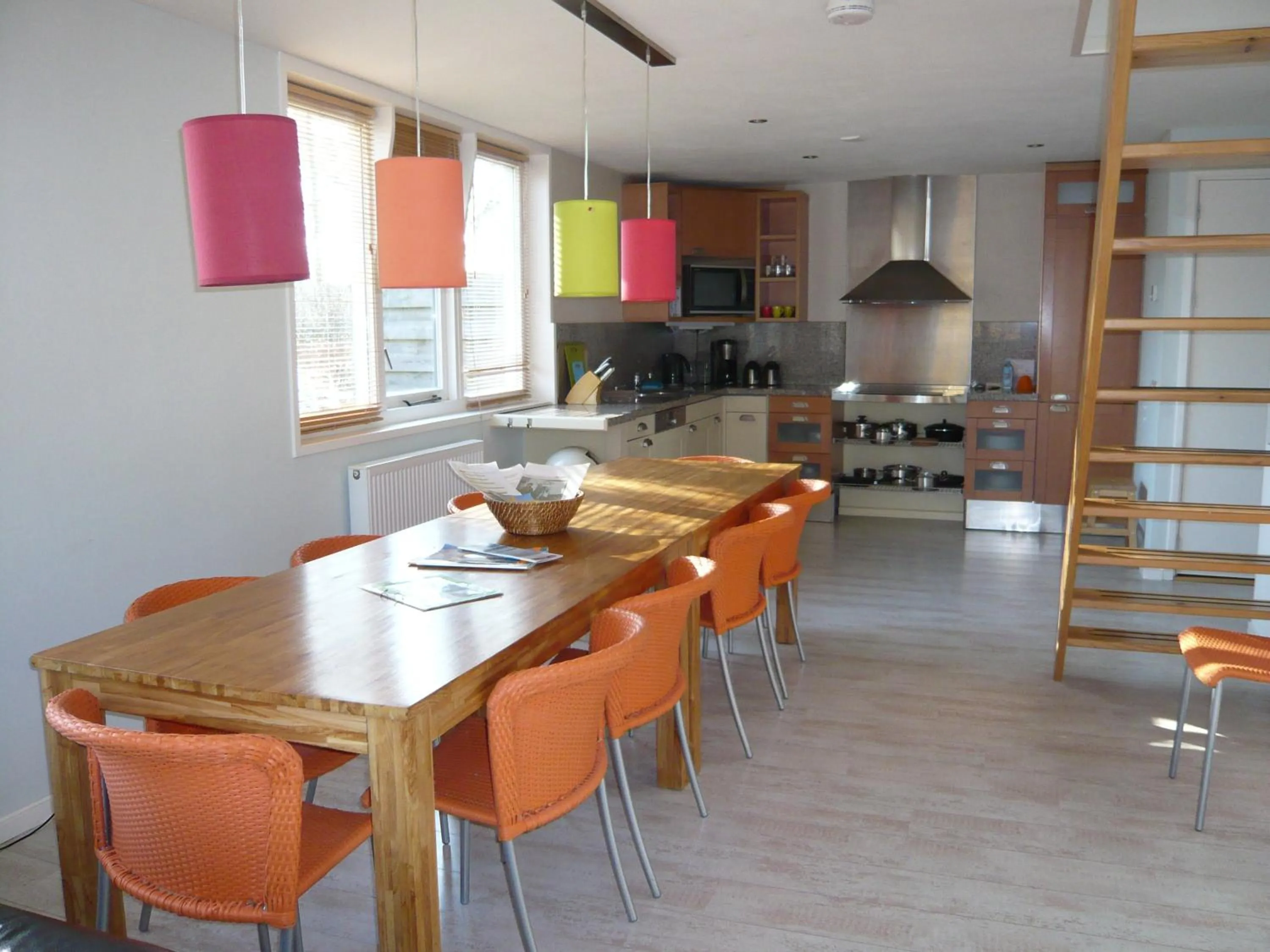 Kitchen or kitchenette in Waddenhoes Gastenverblijven