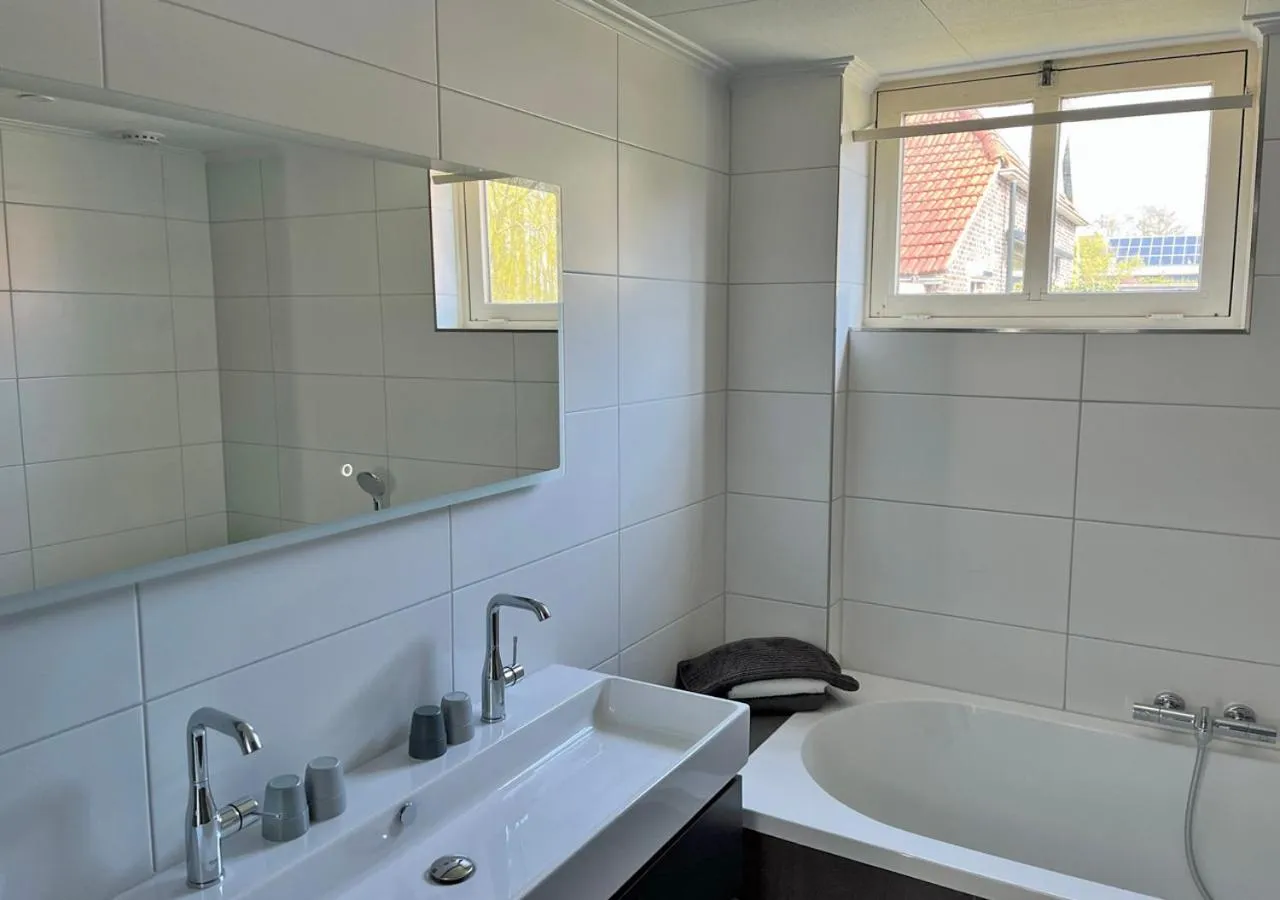 Bathroom in Waddenhoes Gastenverblijven