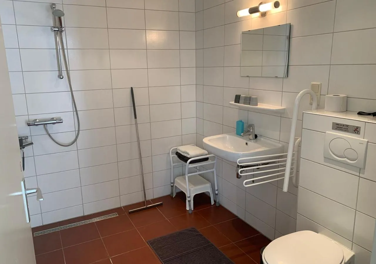 Bathroom in Waddenhoes Gastenverblijven