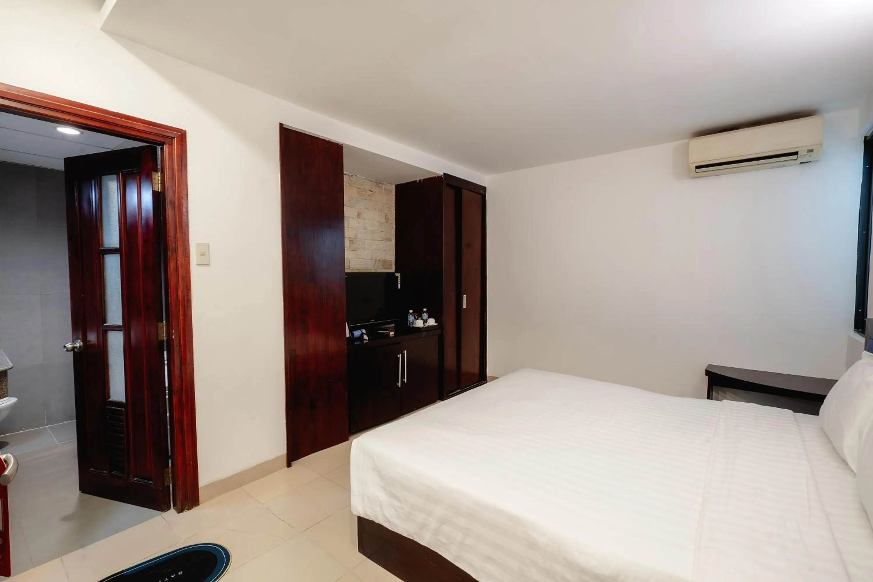 Bedroom, Bed in King Hotel