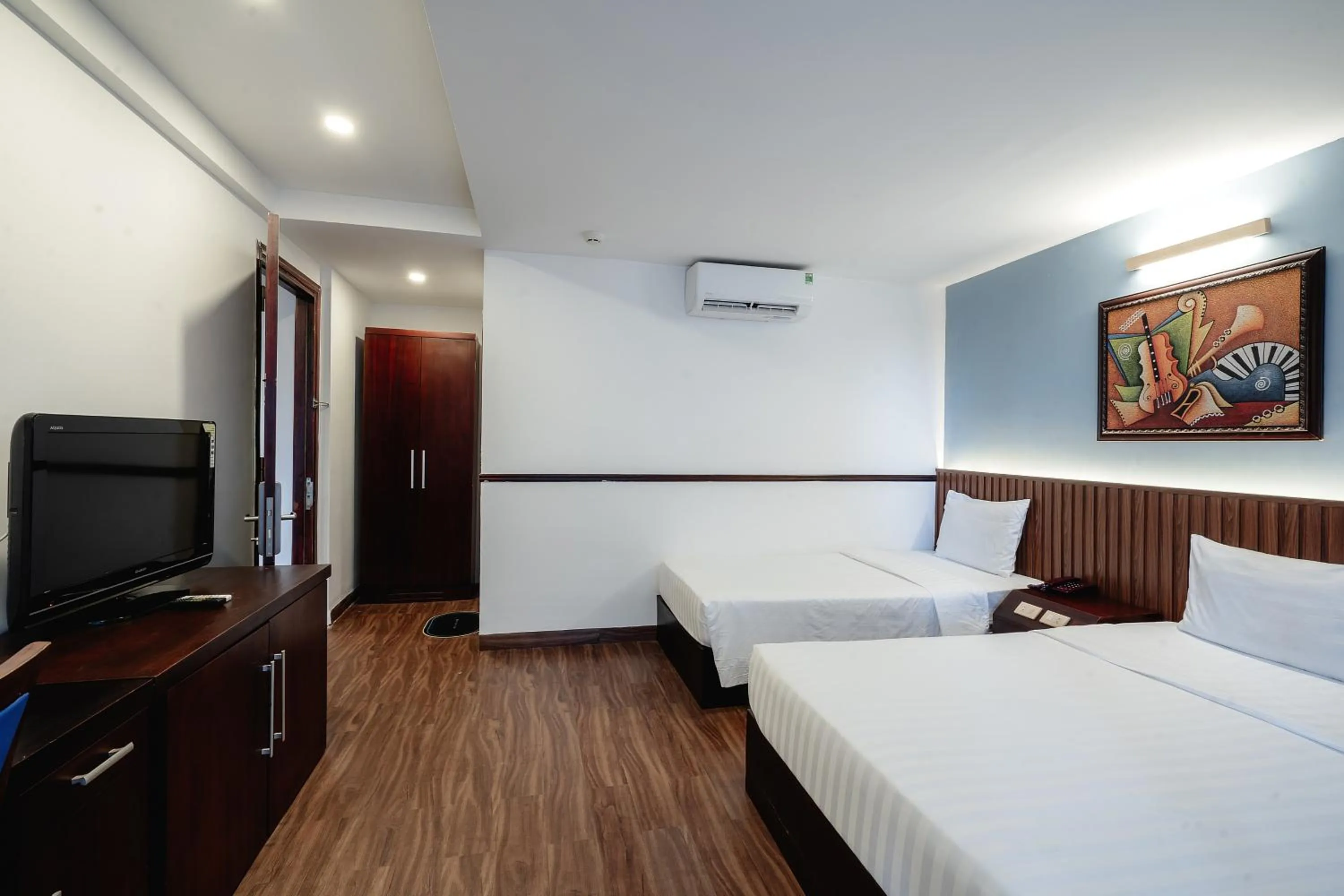 Property building, Bed in King Hotel