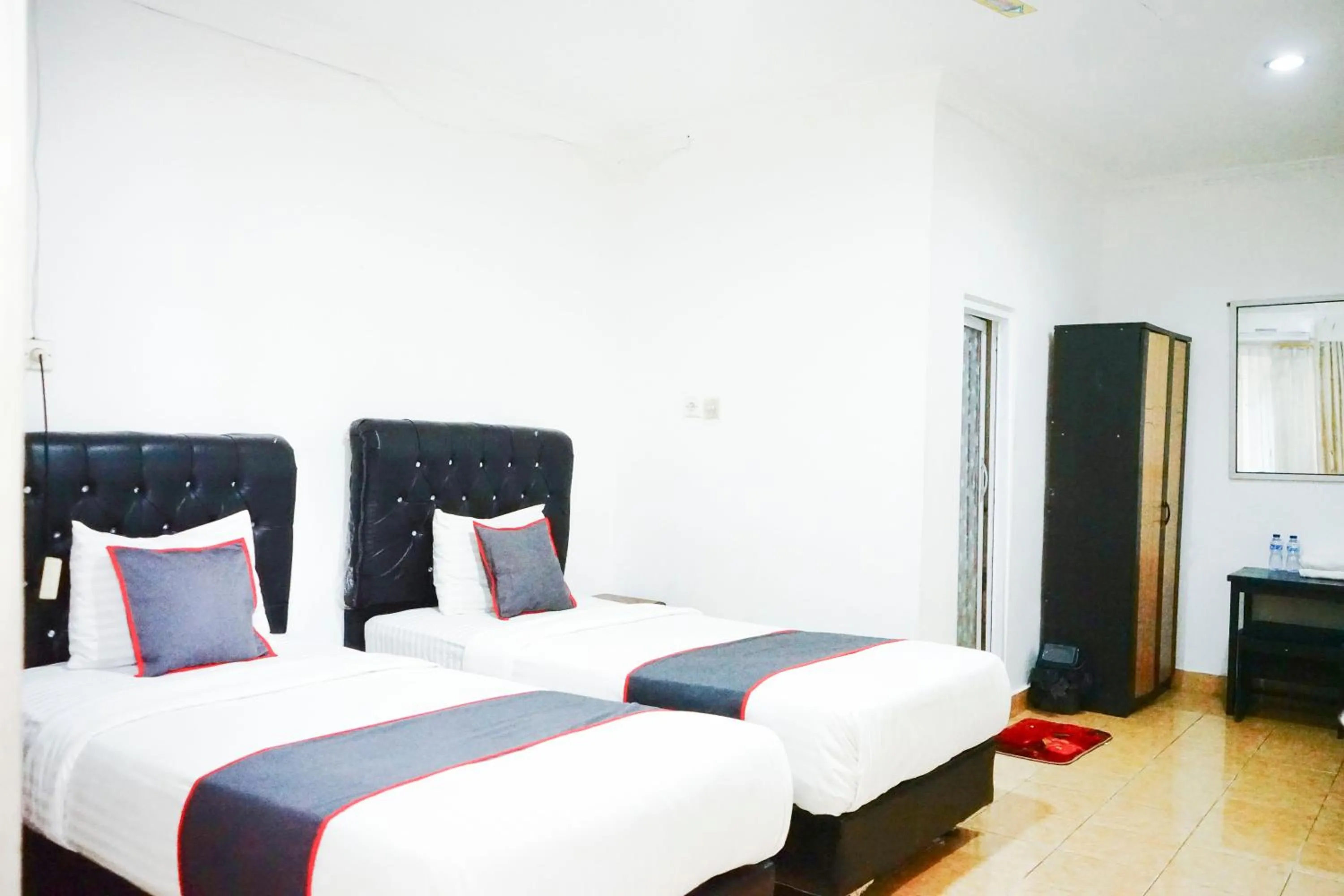 Bedroom, Bed in Hotel O Padang City Center Near Pantai Padang Formerly Hotel Siti Nurbaya