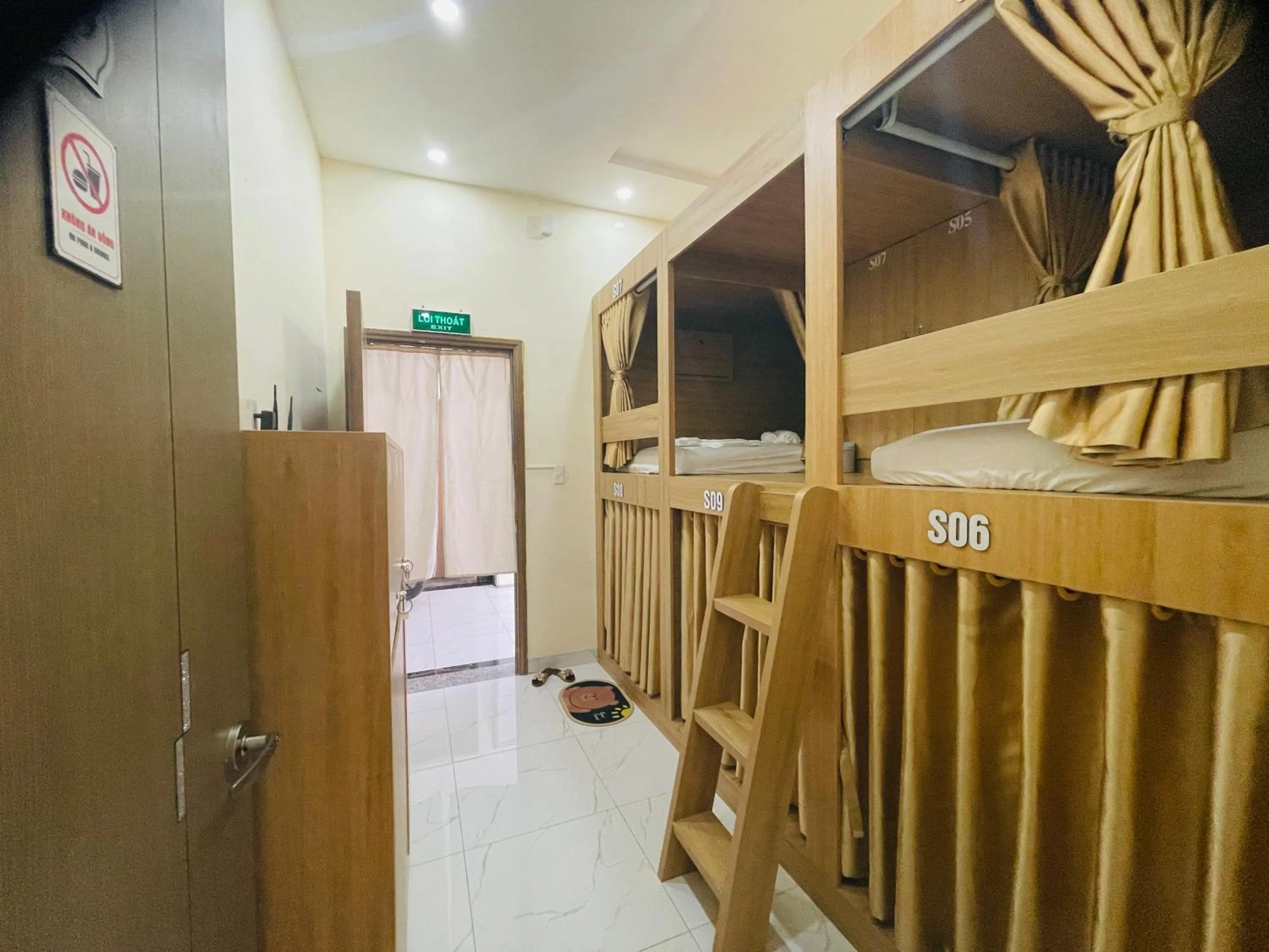 bunk bed in Basic Guest House Hải Phòng