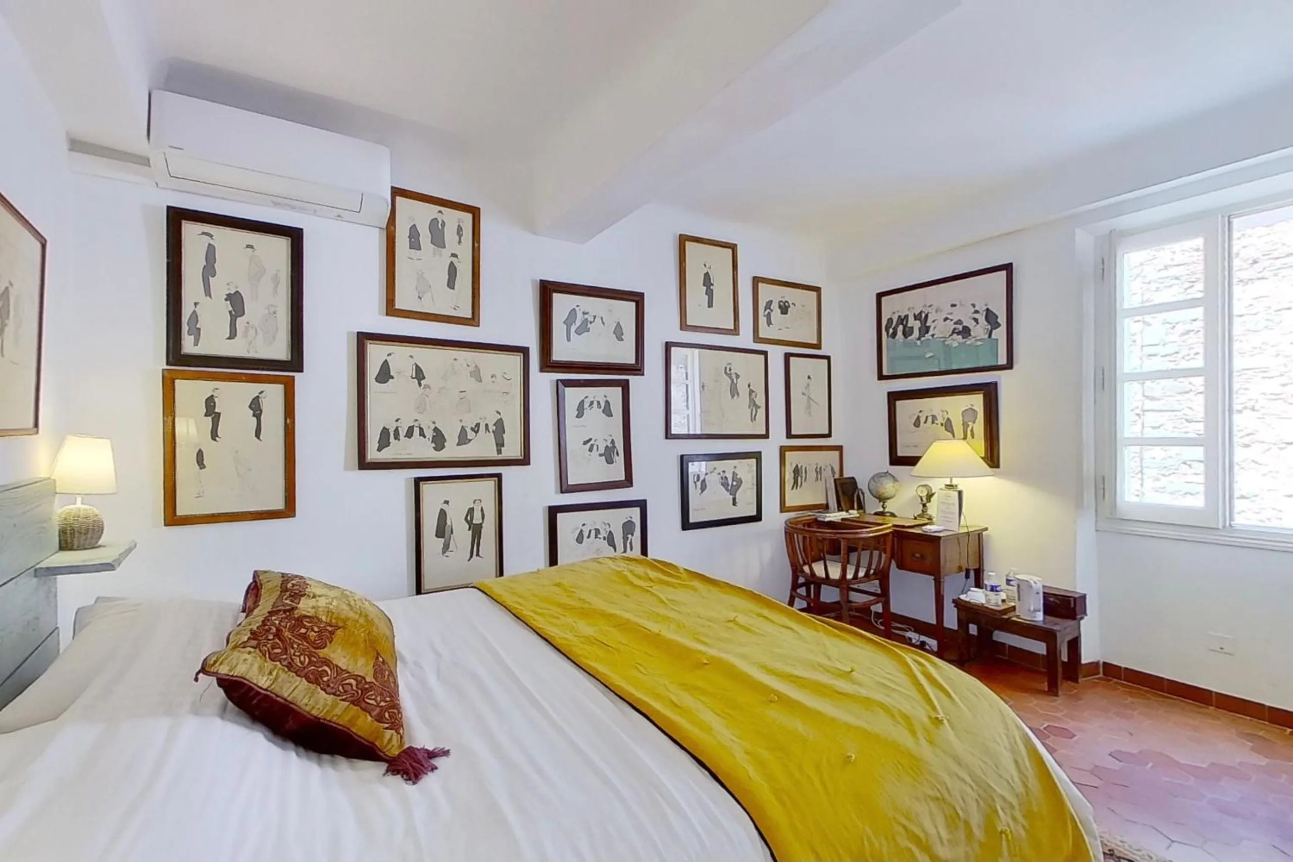 Photo of the whole room, Bed in La Maison du Prince