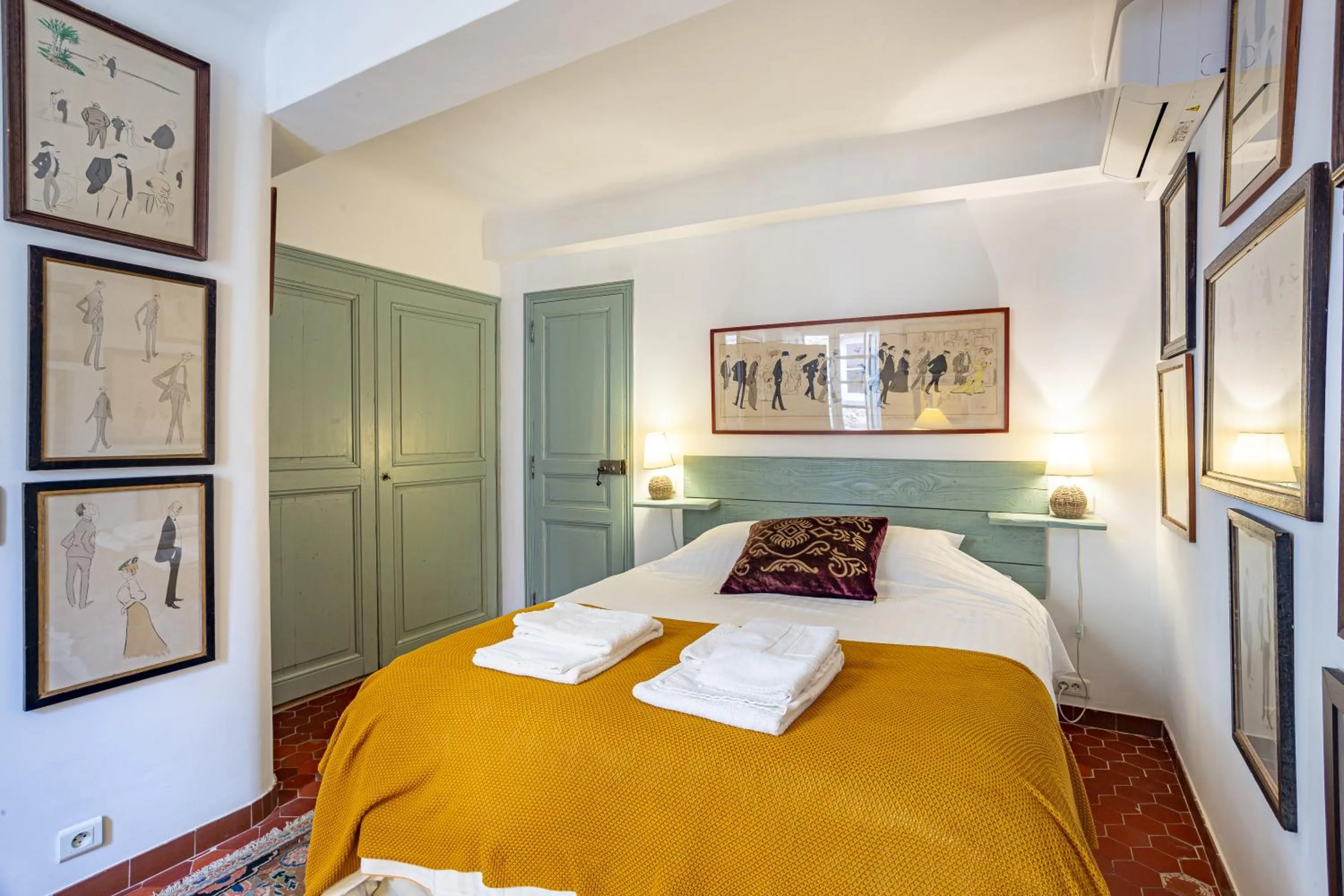 Photo of the whole room, Bed in La Maison du Prince