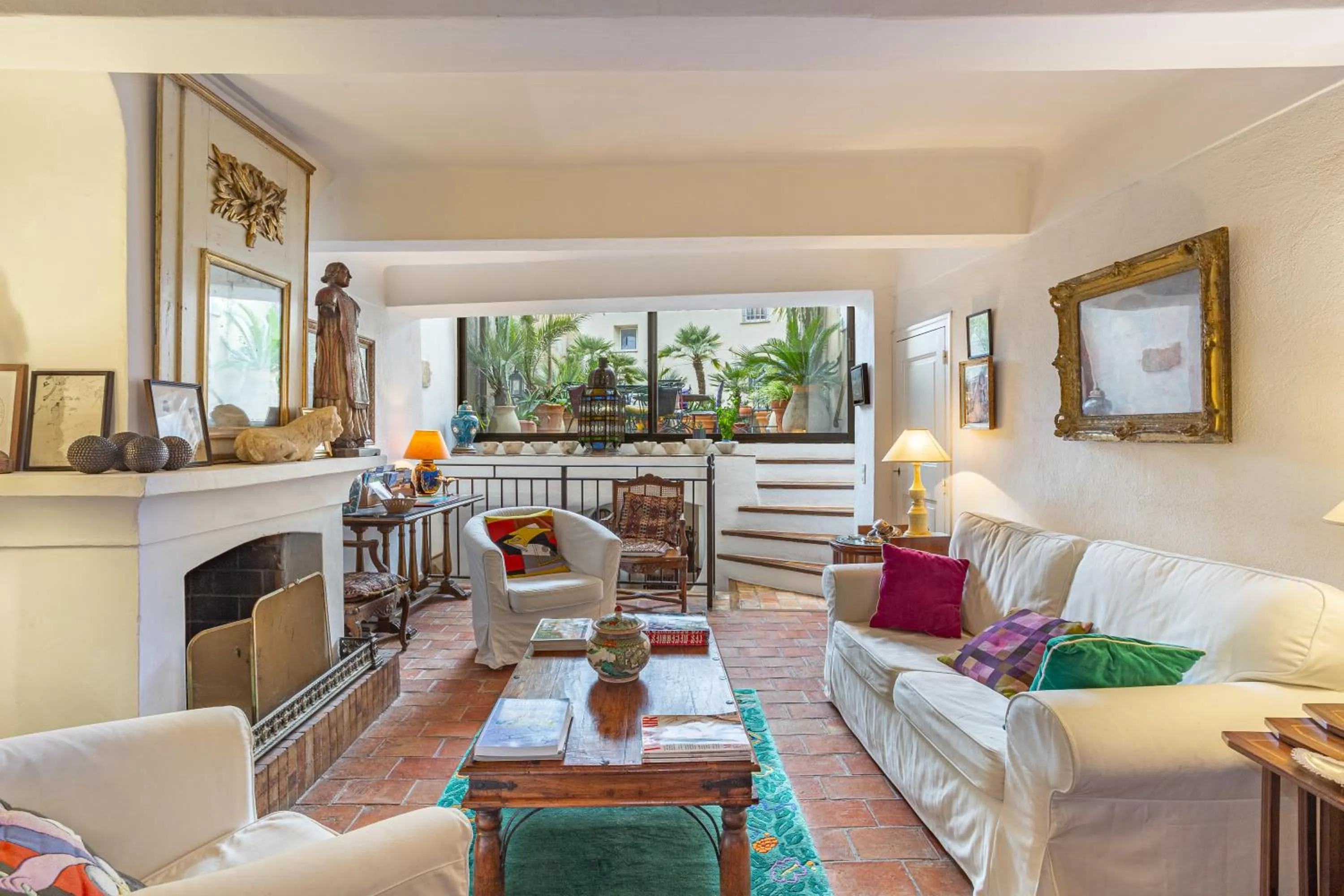 Communal lounge/ TV room in La Maison du Prince