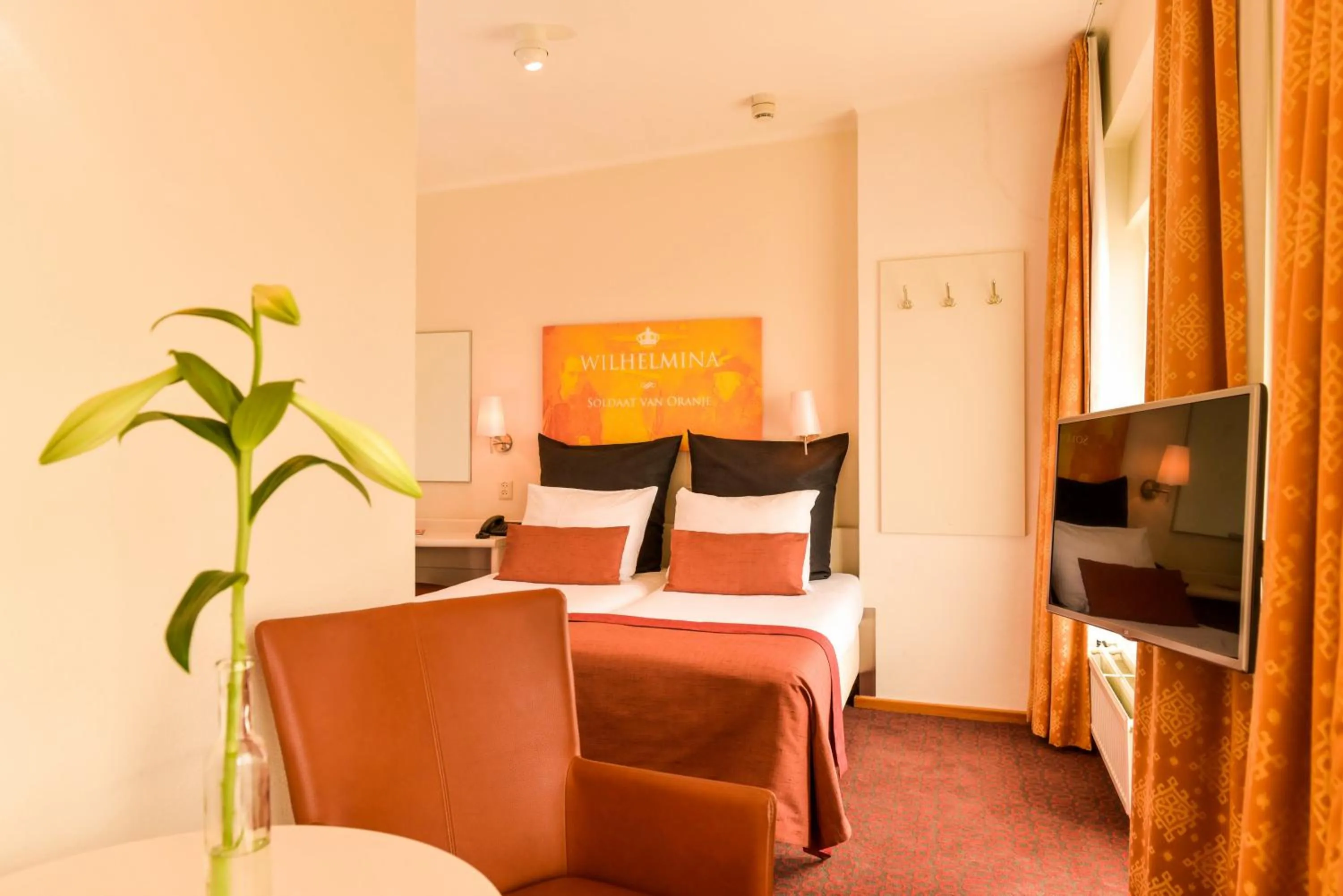 Seating area, Bed in Hotel Noordzee