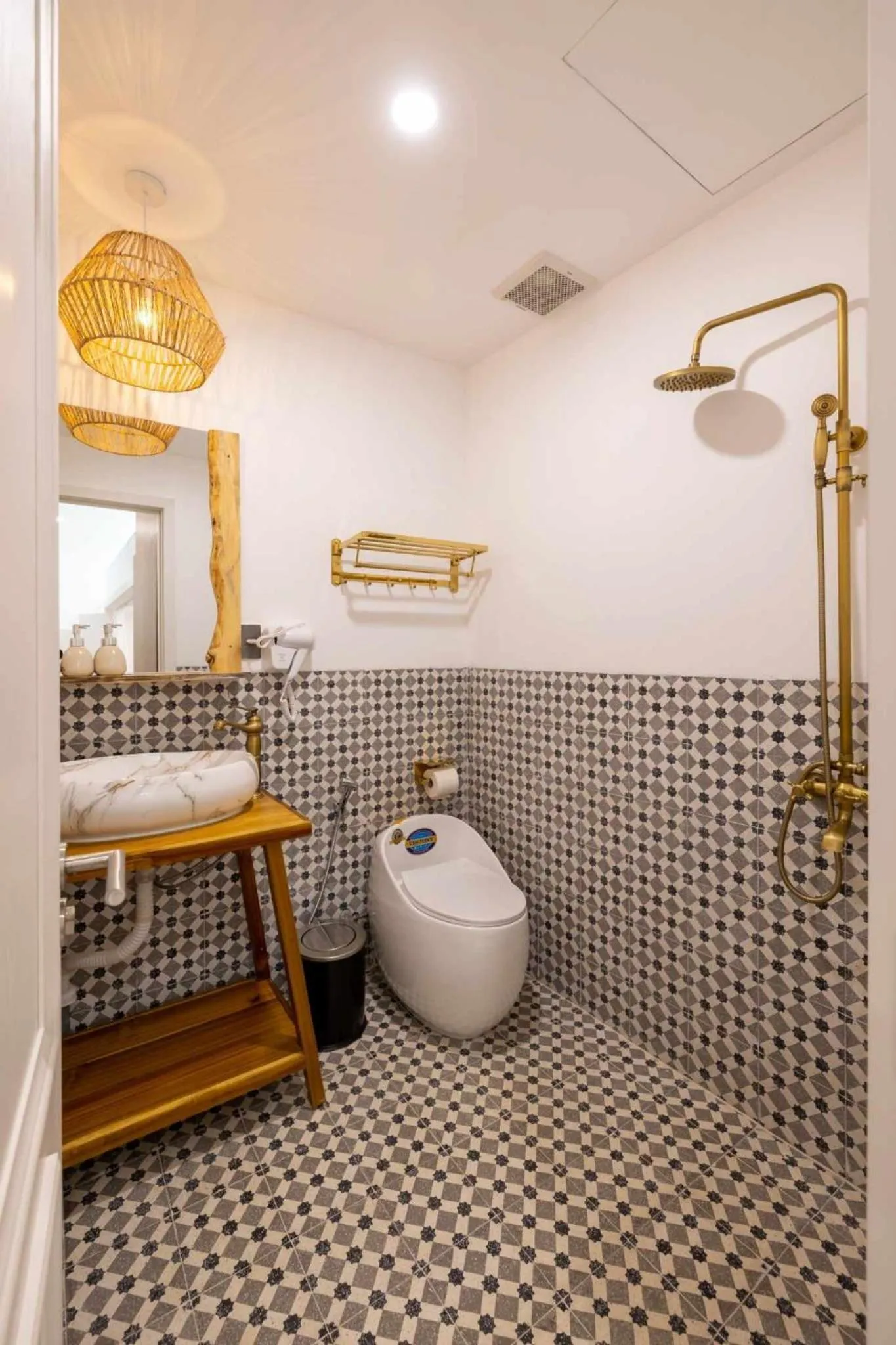 Bathroom in Pisces Hotel Hue