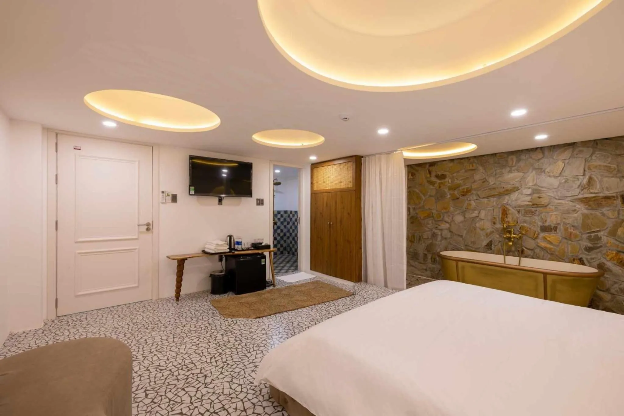 TV and multimedia, Bed in Pisces Hotel Hue