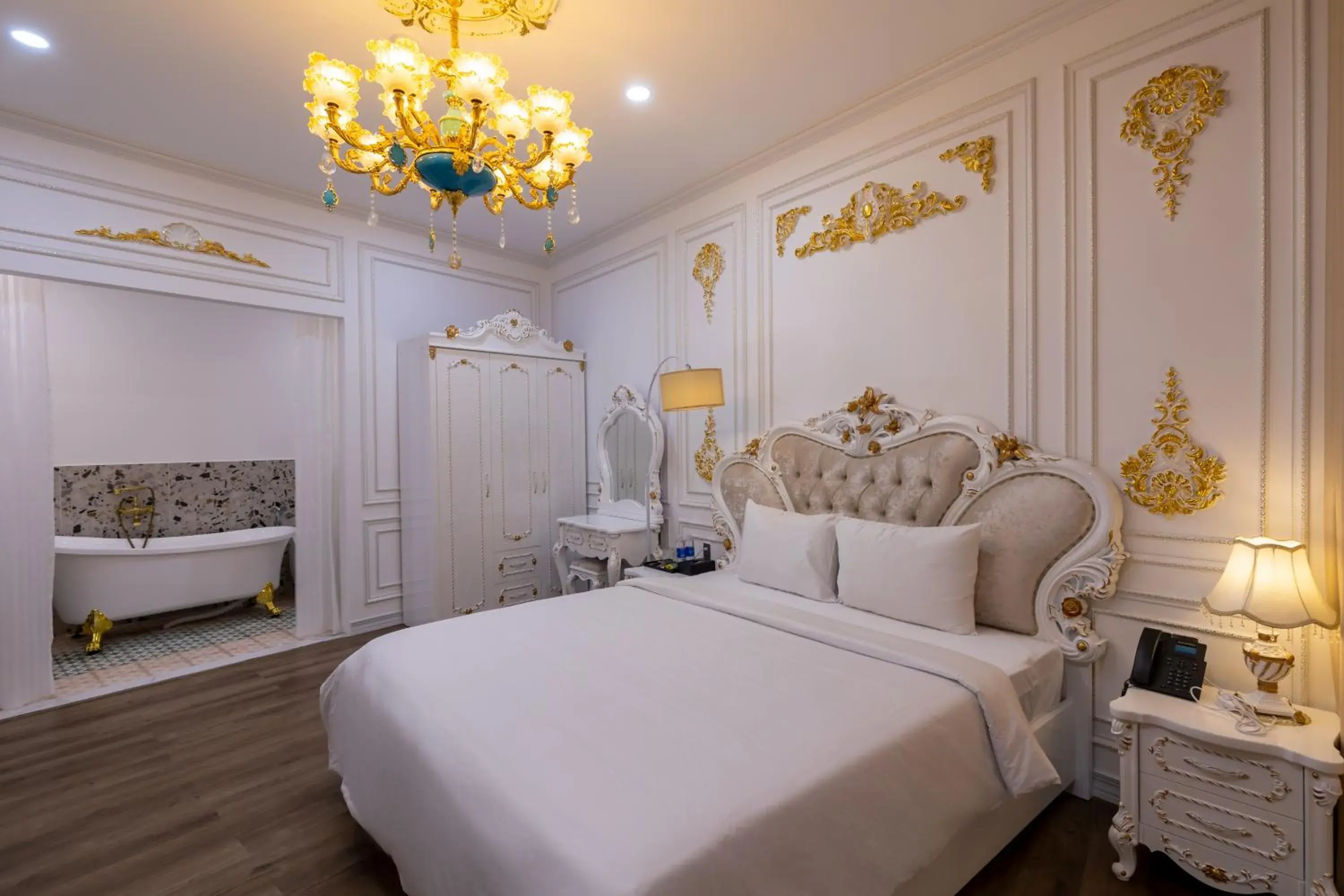 Deluxe Double Room with Balcony in Pisces Hotel Hue Deluxe Double Room with Balcony in Pisces Hotel Hue