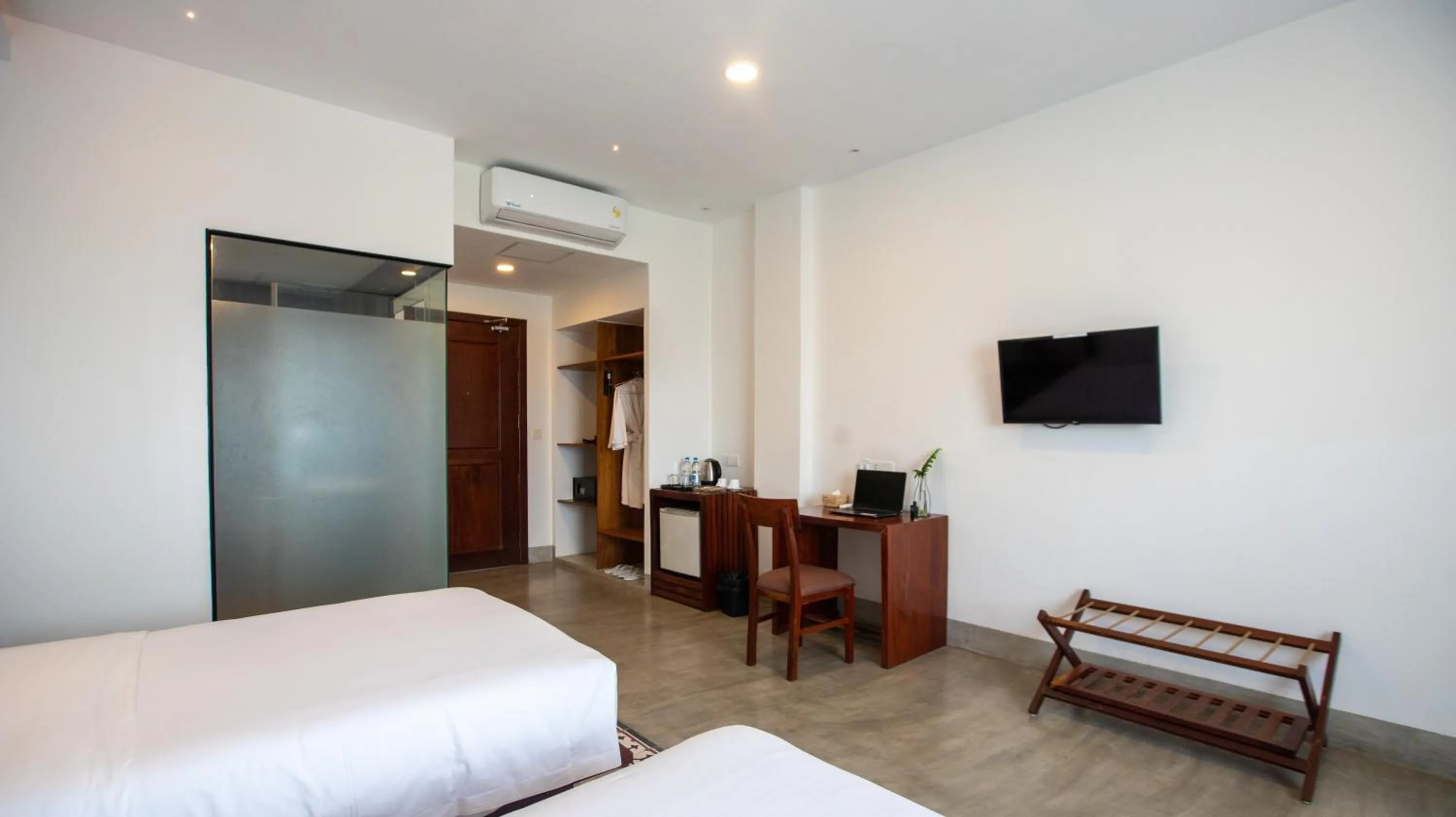 wardrobe, Bed in DACO Hotel