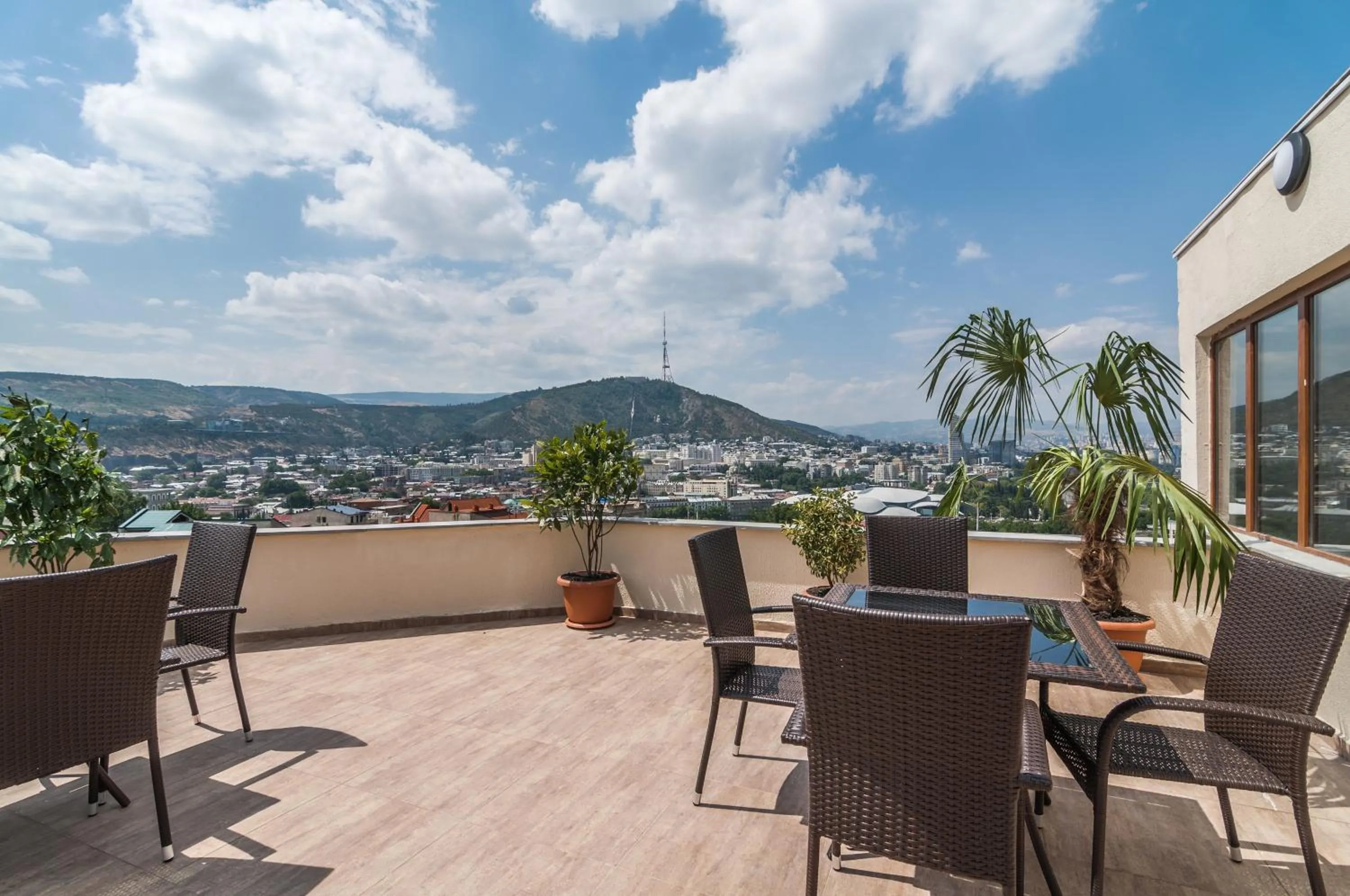 Restaurant/places to eat in Liva Hotel