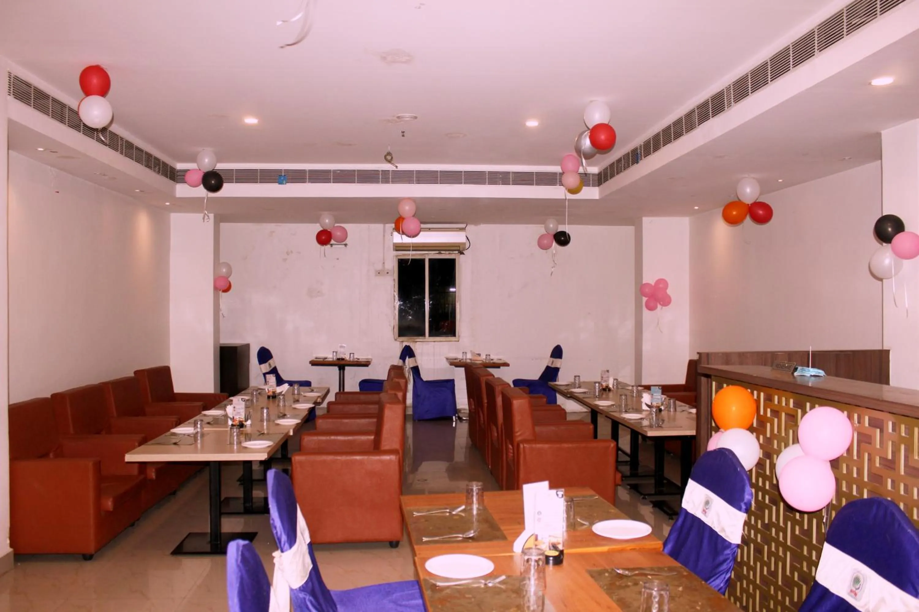 Restaurant/places to eat in Hotel Peacock Pride